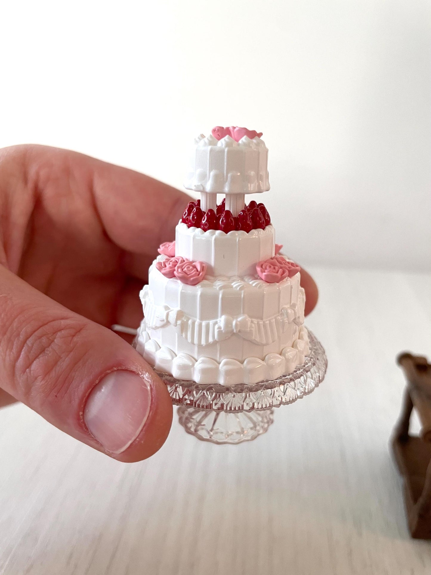 Miniature birthday or wedding cake from Calico Critters dollhouse, food cart with miniature accessories — Sylvanian Families