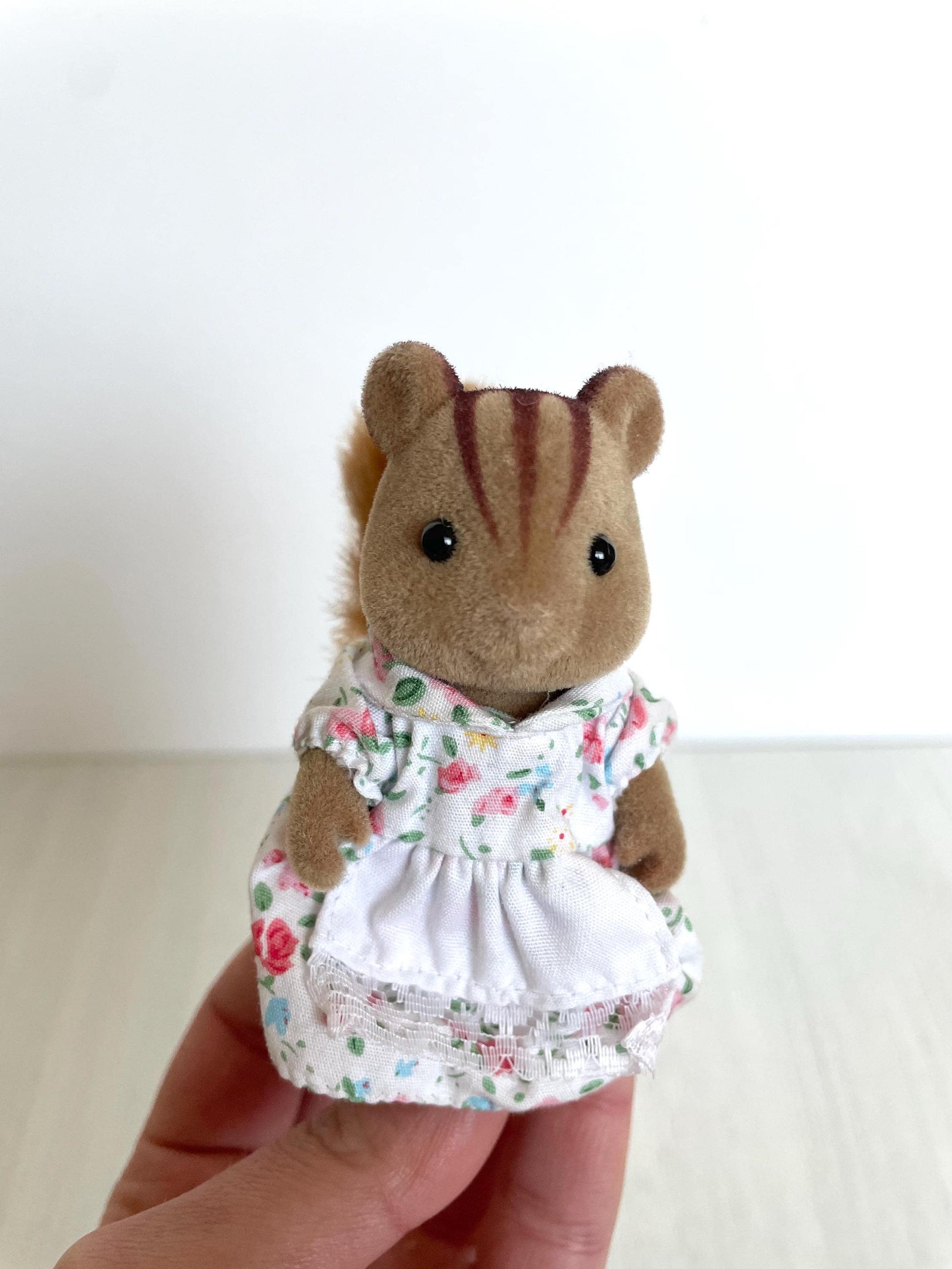 Discontinued Sylvanian Families Furbanks Squirrel Mom in excellent condition with thick flocking, and bushy tail. Calico Critters vintage gripping hands animal.