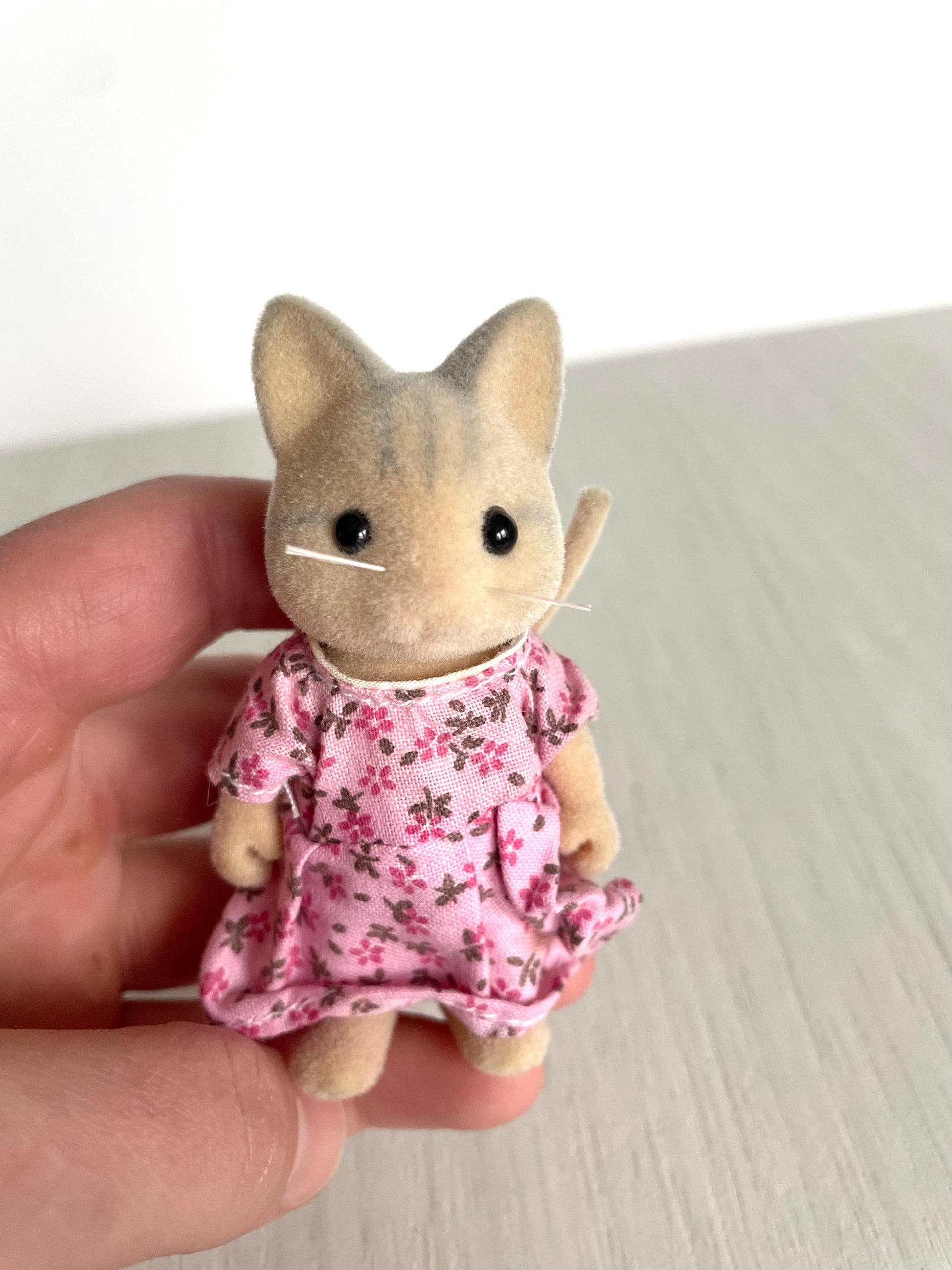 Catwood mom figurine detail — Sylvanian Families / Calico Critters