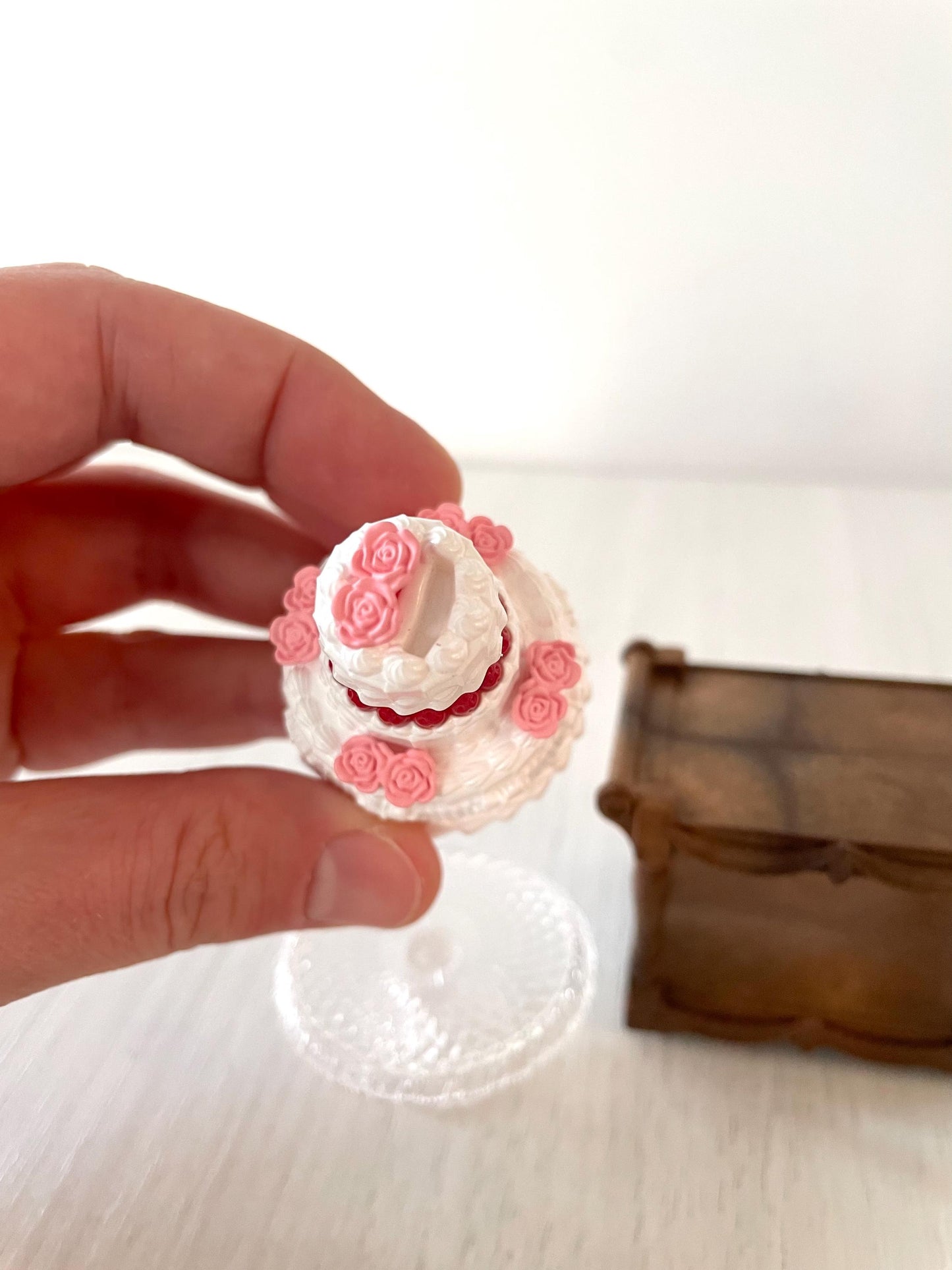 Miniature birthday or wedding cake from Calico Critters dollhouse, food cart with miniature accessories — Sylvanian Families