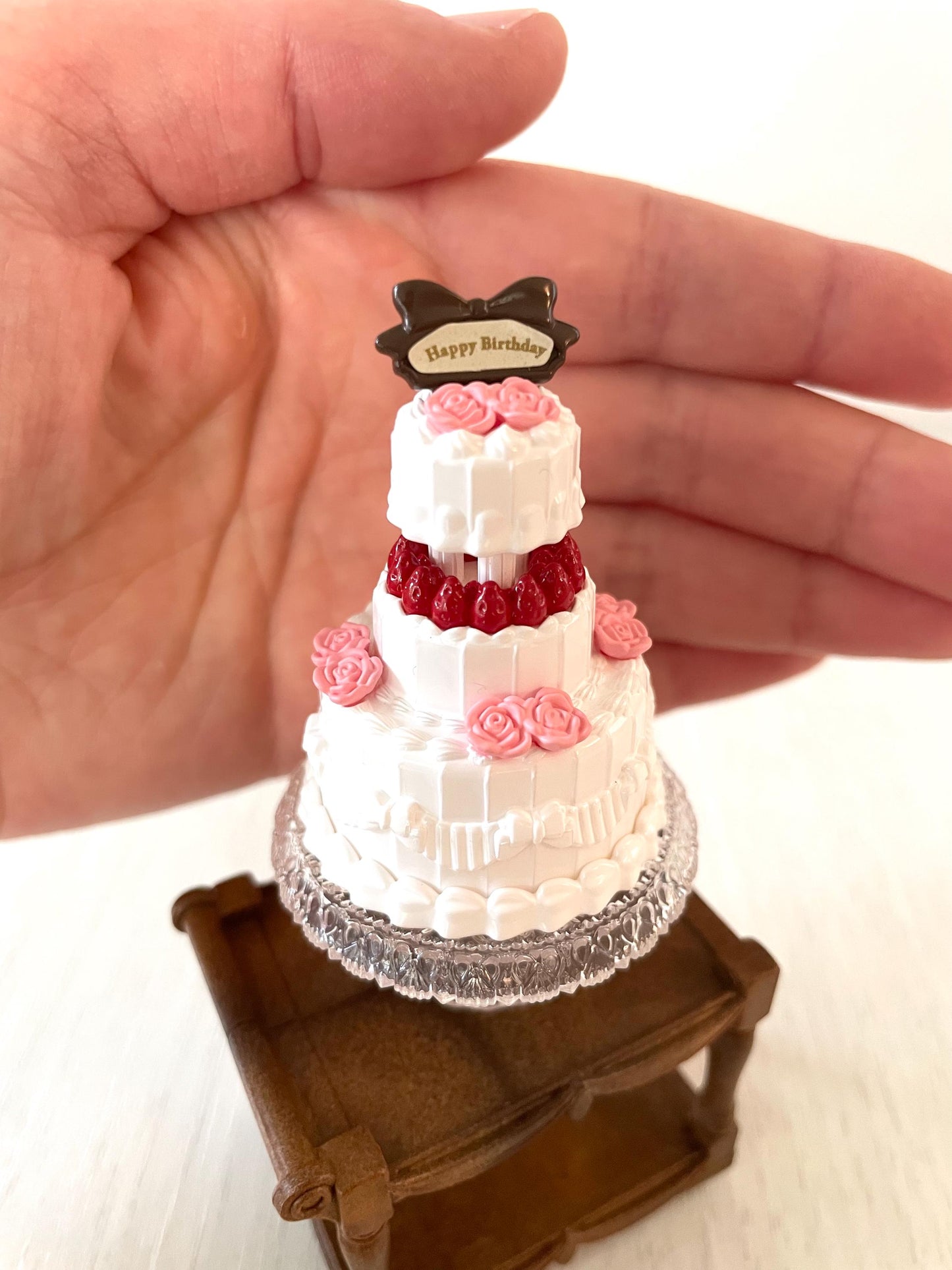 Miniature birthday or wedding cake from Calico Critters dollhouse, food cart with miniature accessories — Sylvanian Families