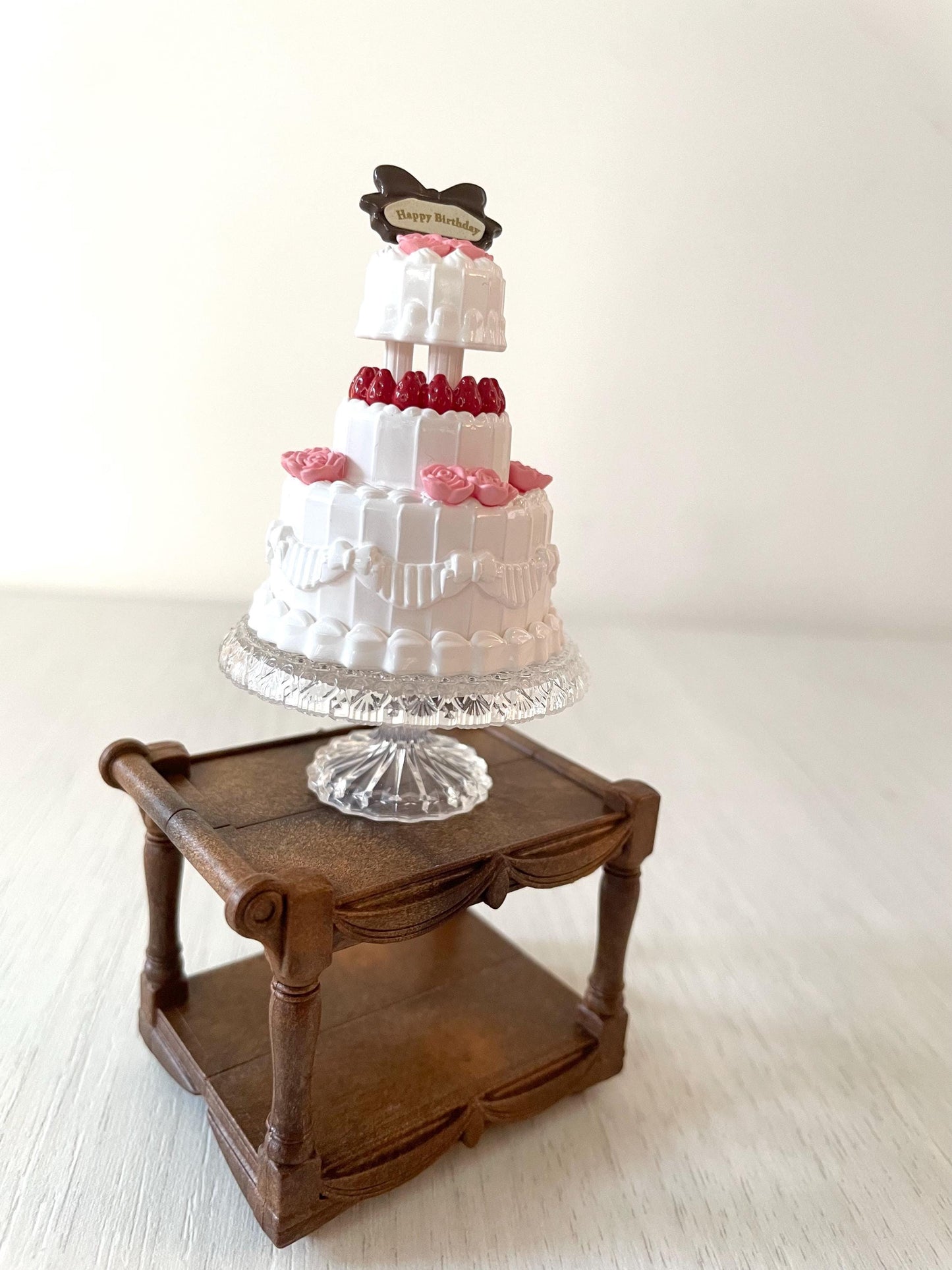 Miniature birthday or wedding cake from Calico Critters dollhouse, food cart with miniature accessories — Sylvanian Families