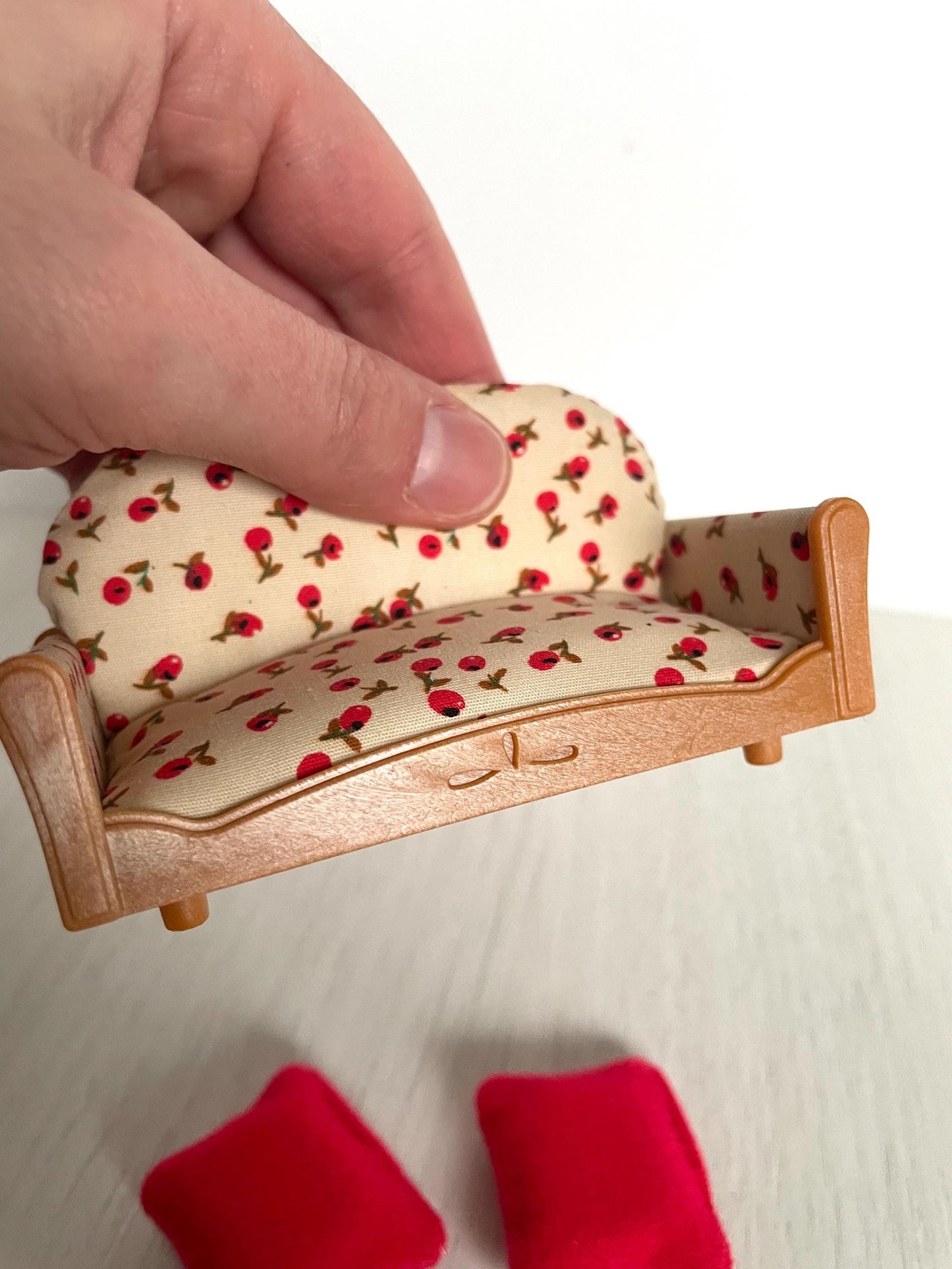 Calico Critters floral couch living room set with white flowers in vase and red pillows, Sylvanian Families couch and armchair set
