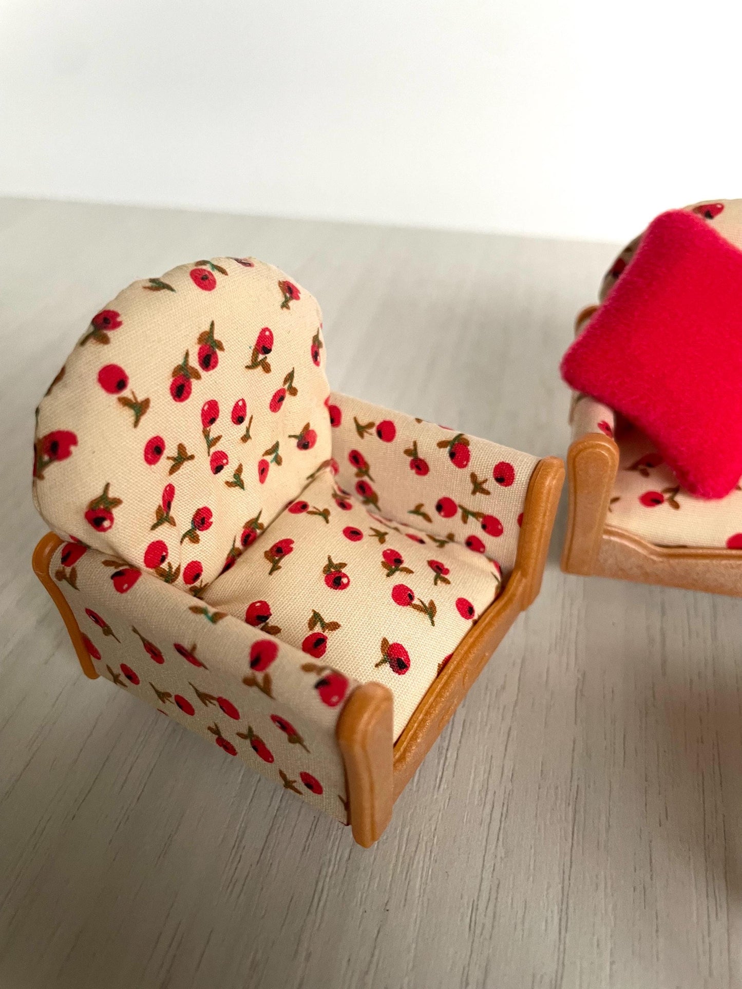 Calico Critters floral couch living room set with white flowers in vase and red pillows, Sylvanian Families couch and armchair set