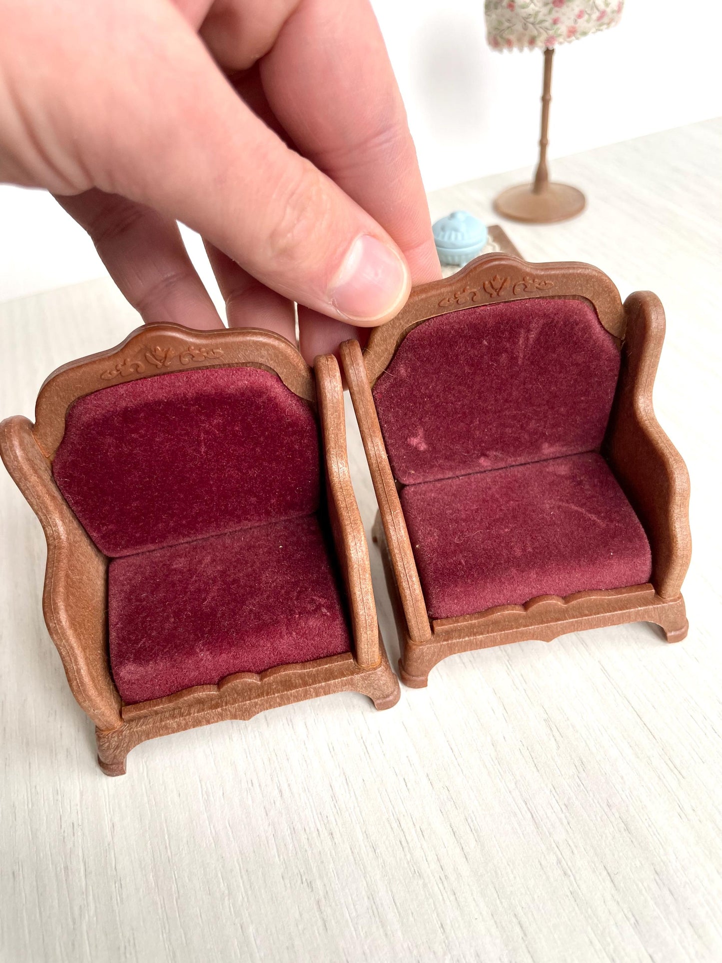 Calico Critters Vintage living room red velvet arm chairs with lace tablecloth table and lamp, retro — Sylvanian Families