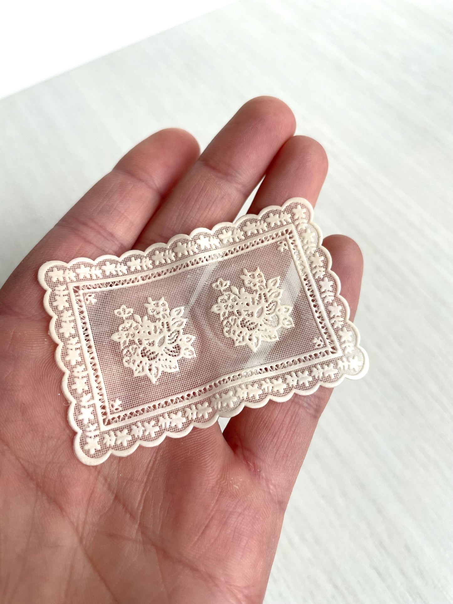 Calico Critters Vintage living room red velvet arm chairs with lace tablecloth table and lamp, retro — Sylvanian Families