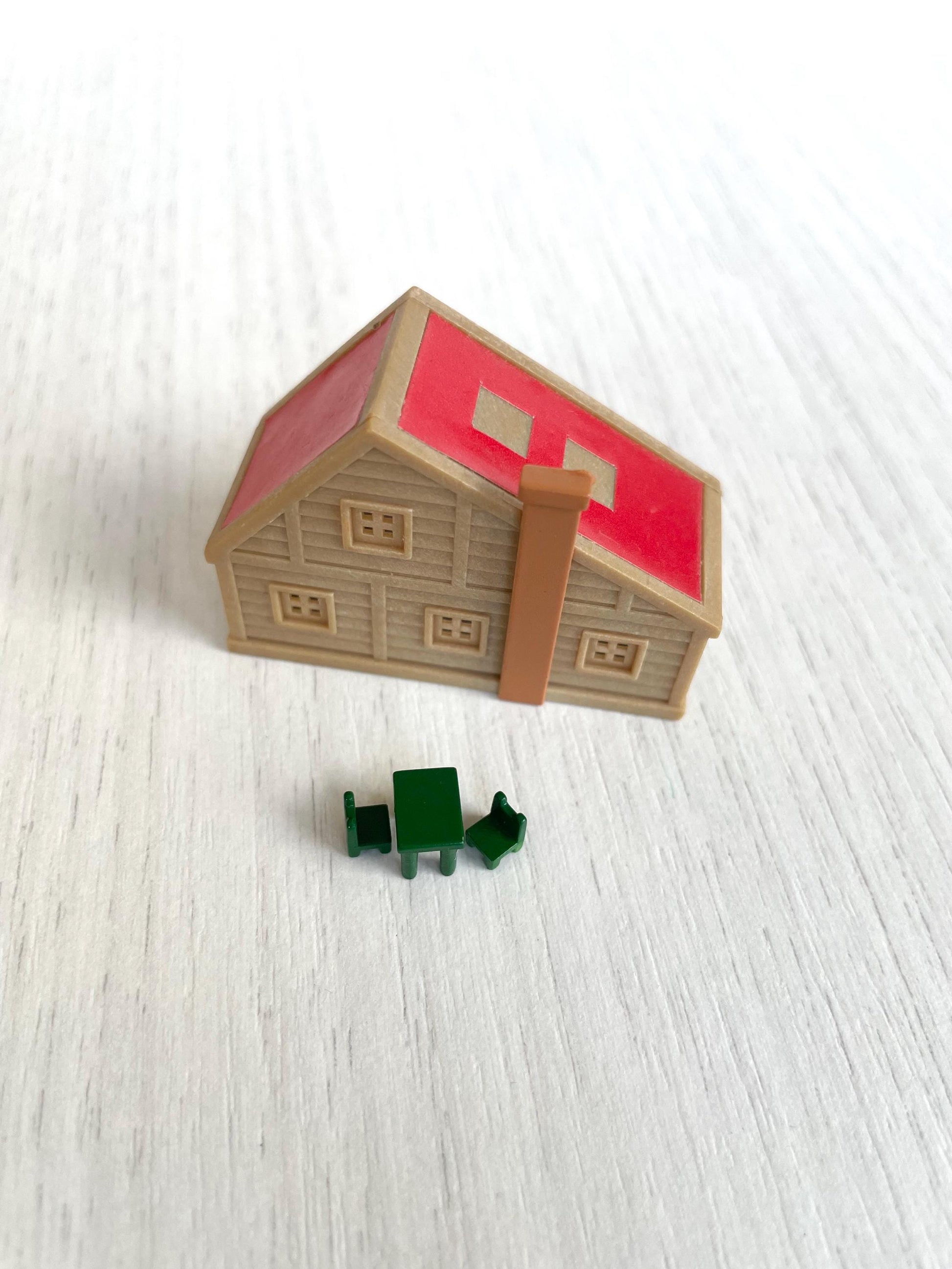 Green table and chairs detail — Sylvanian Families / Calico Critters