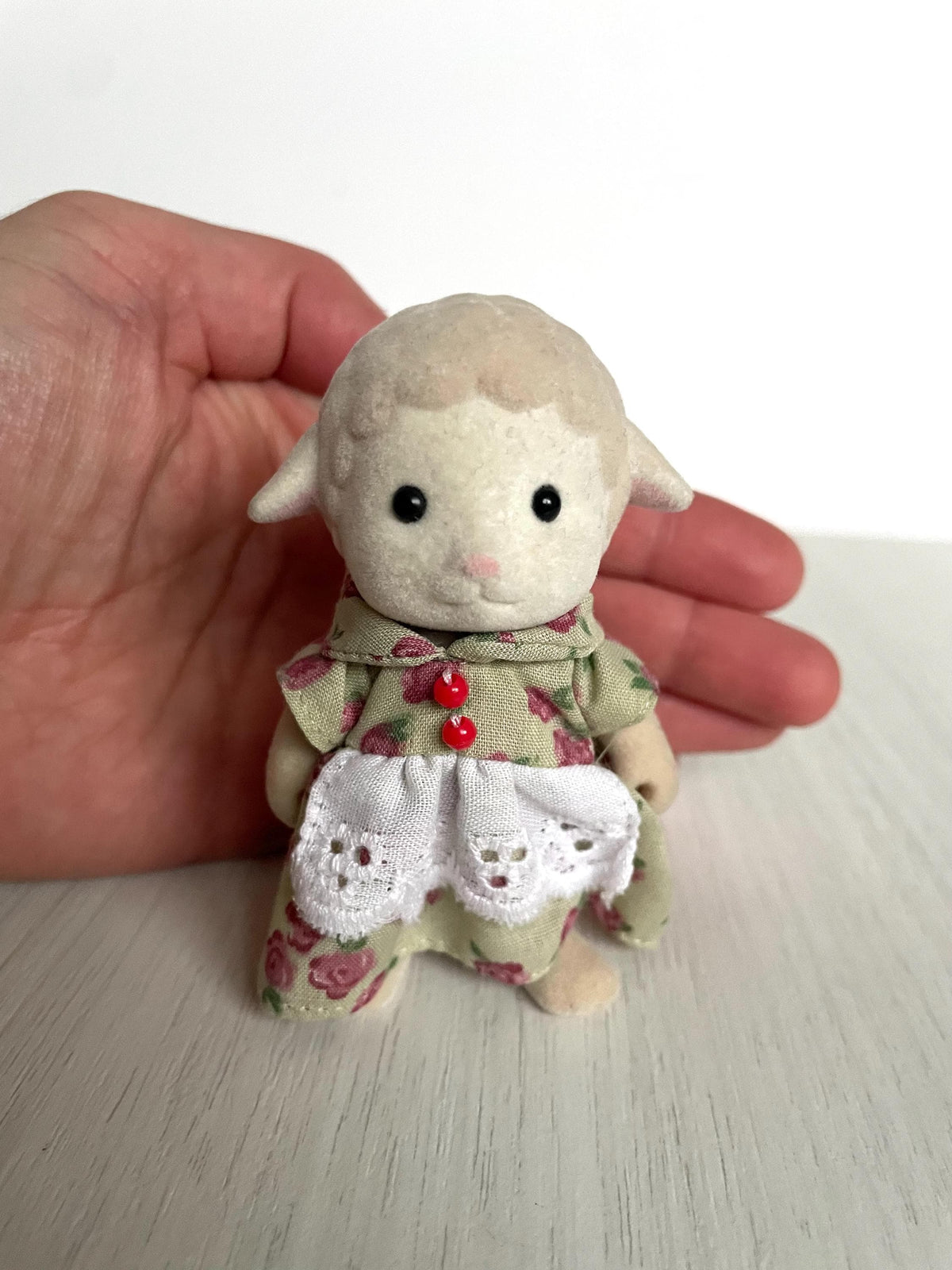 Calico Critters Vintage Dale Sheep mom with gripping hands in very good played with condition with original clothes