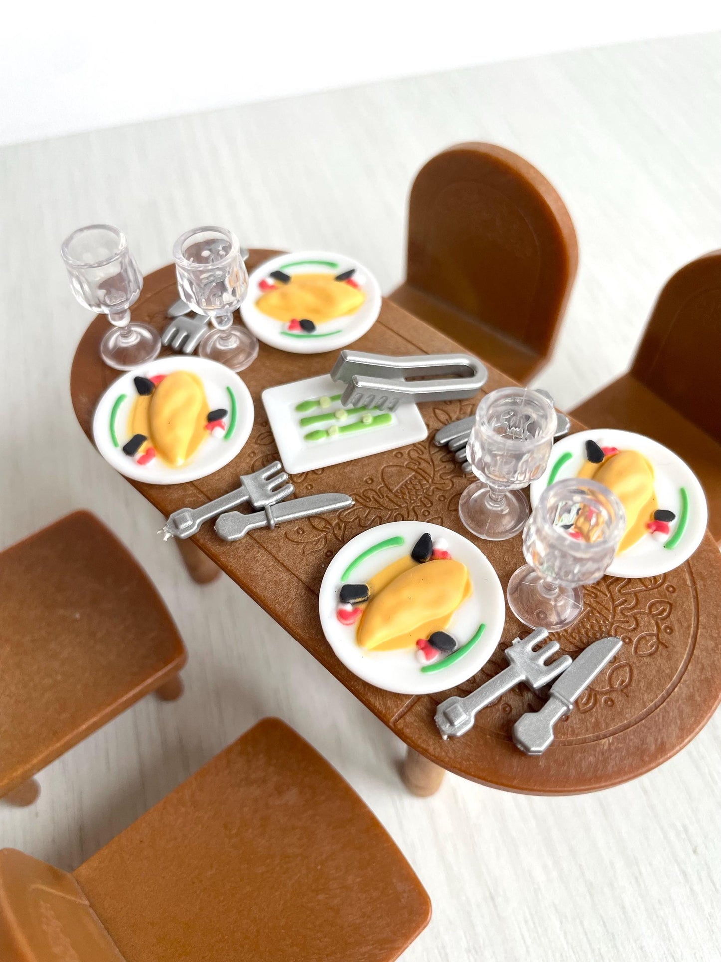 Dining set with food dishes and glassware — Sylvanian Families / Calico Critters