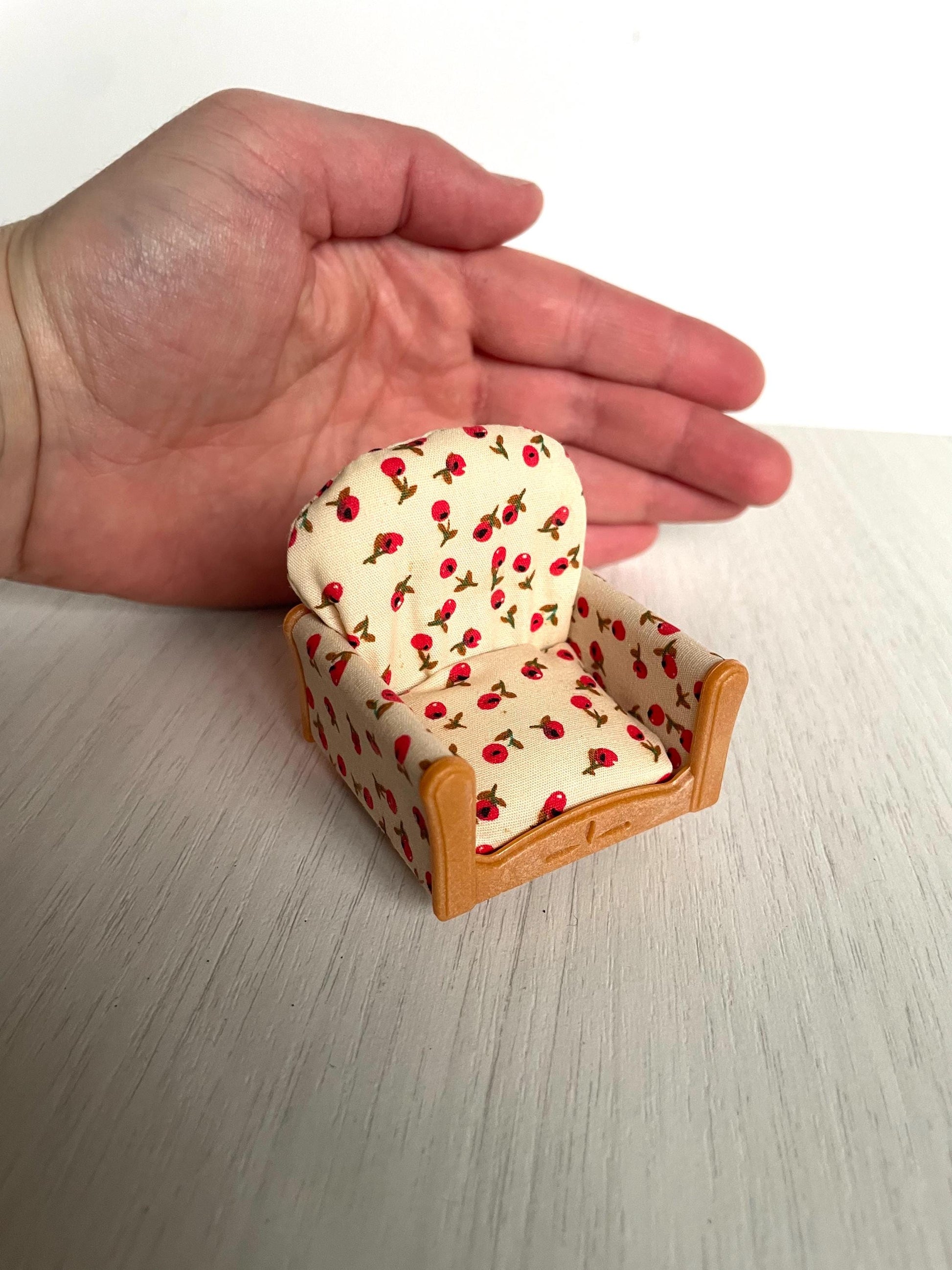 Miniature red floral single seat sofa for dollhouse  1:12 scale furniture for miniature scenes, perfect for dollhouse living rooms or dioramas. Handcrafted with vibrant floral upholstery, this miniature sofa adds realistic charm and style to any dollhouse or model home. Ideal for collectors and miniature enthusiasts looking for high-quality, detailed furniture for their small-scale settings and displays