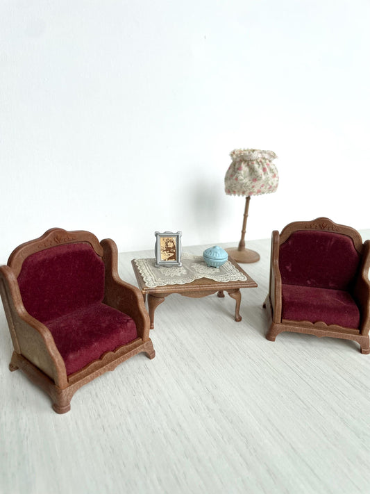 Calico Critters Vintage living room red velvet arm chairs with lace tablecloth table and lamp, retro — Sylvanian Families