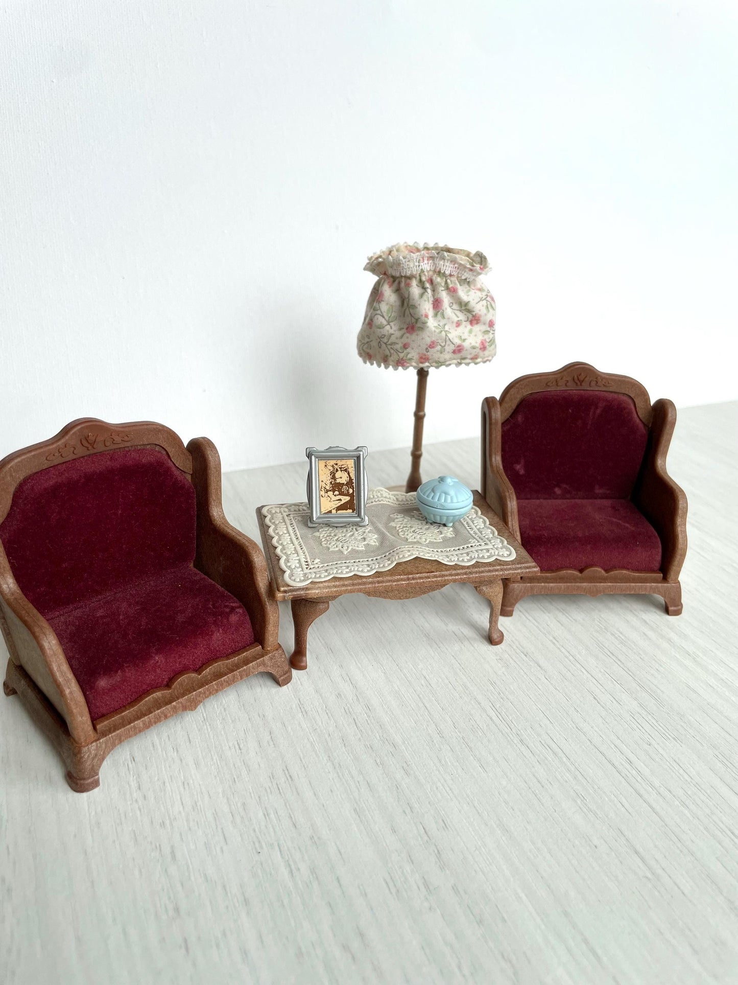 Calico Critters Vintage living room red velvet arm chairs with lace tablecloth table and lamp, retro dollhouse furniture, victorian romantic