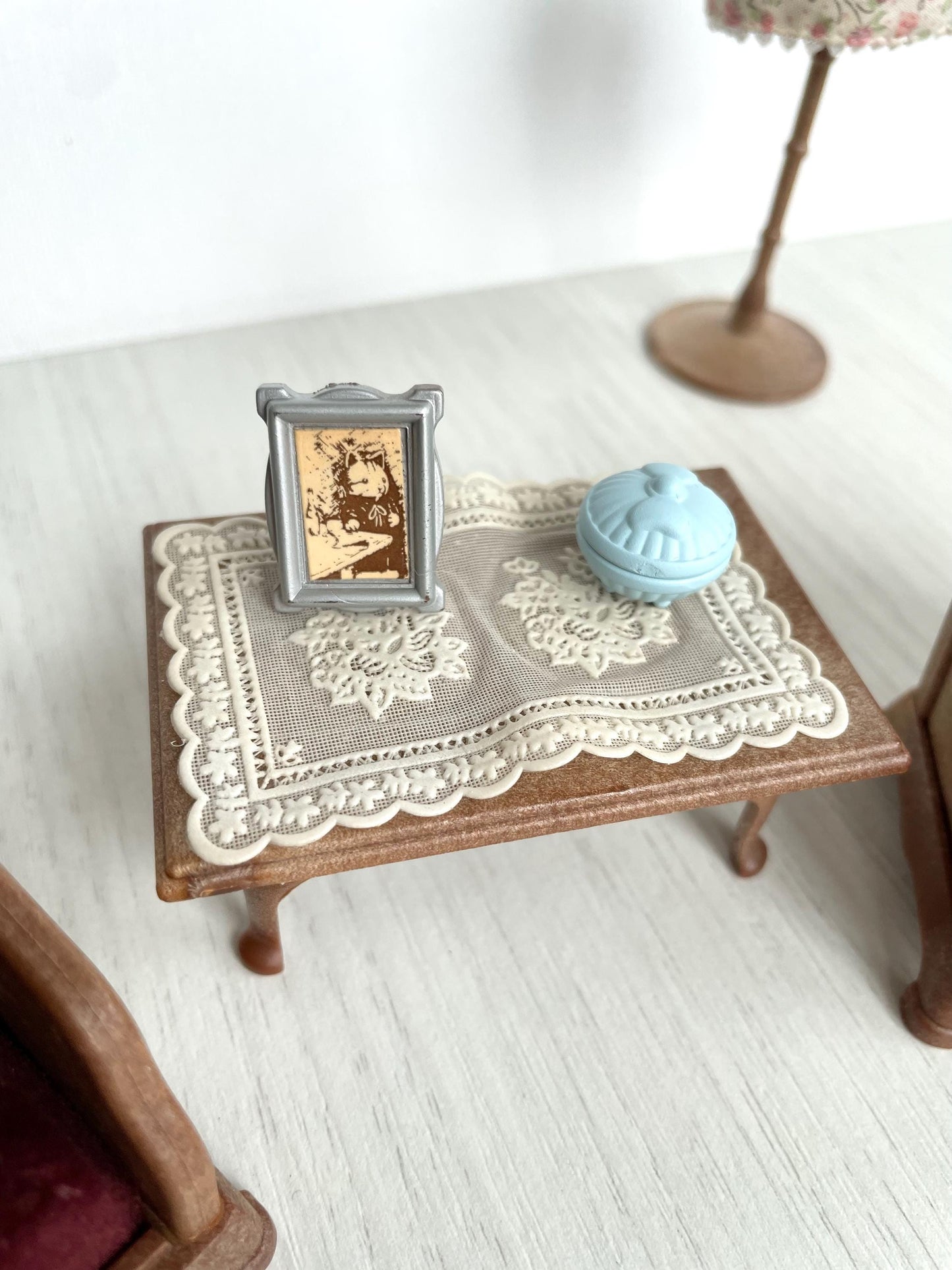 Calico Critters Vintage living room red velvet arm chairs with lace tablecloth table and lamp, retro — Sylvanian Families