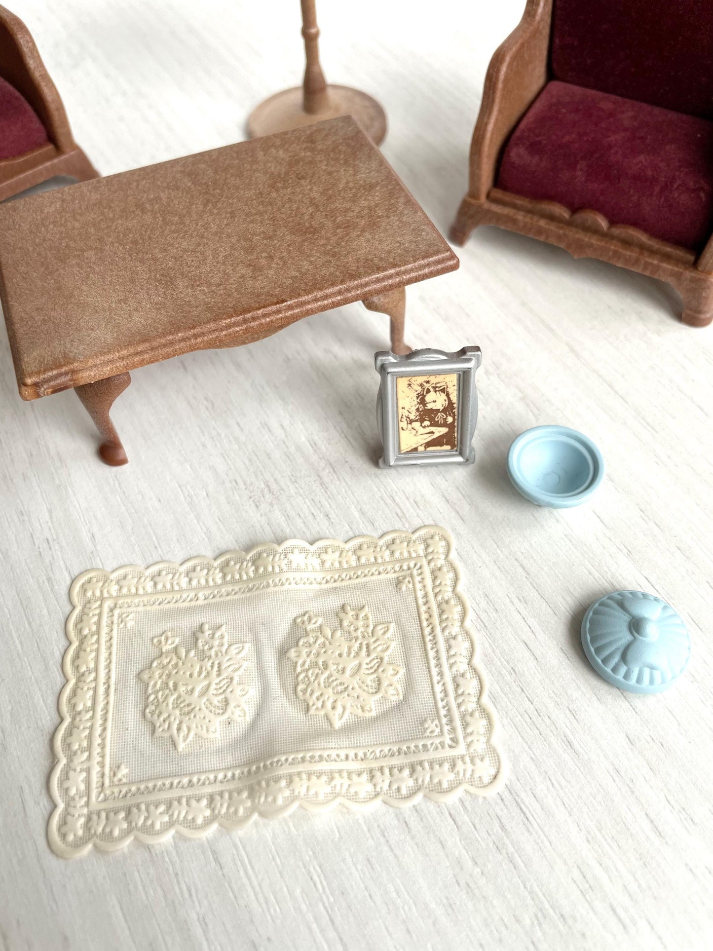 Calico Critters Vintage living room red velvet arm chairs with lace tablecloth table and lamp, retro — Sylvanian Families