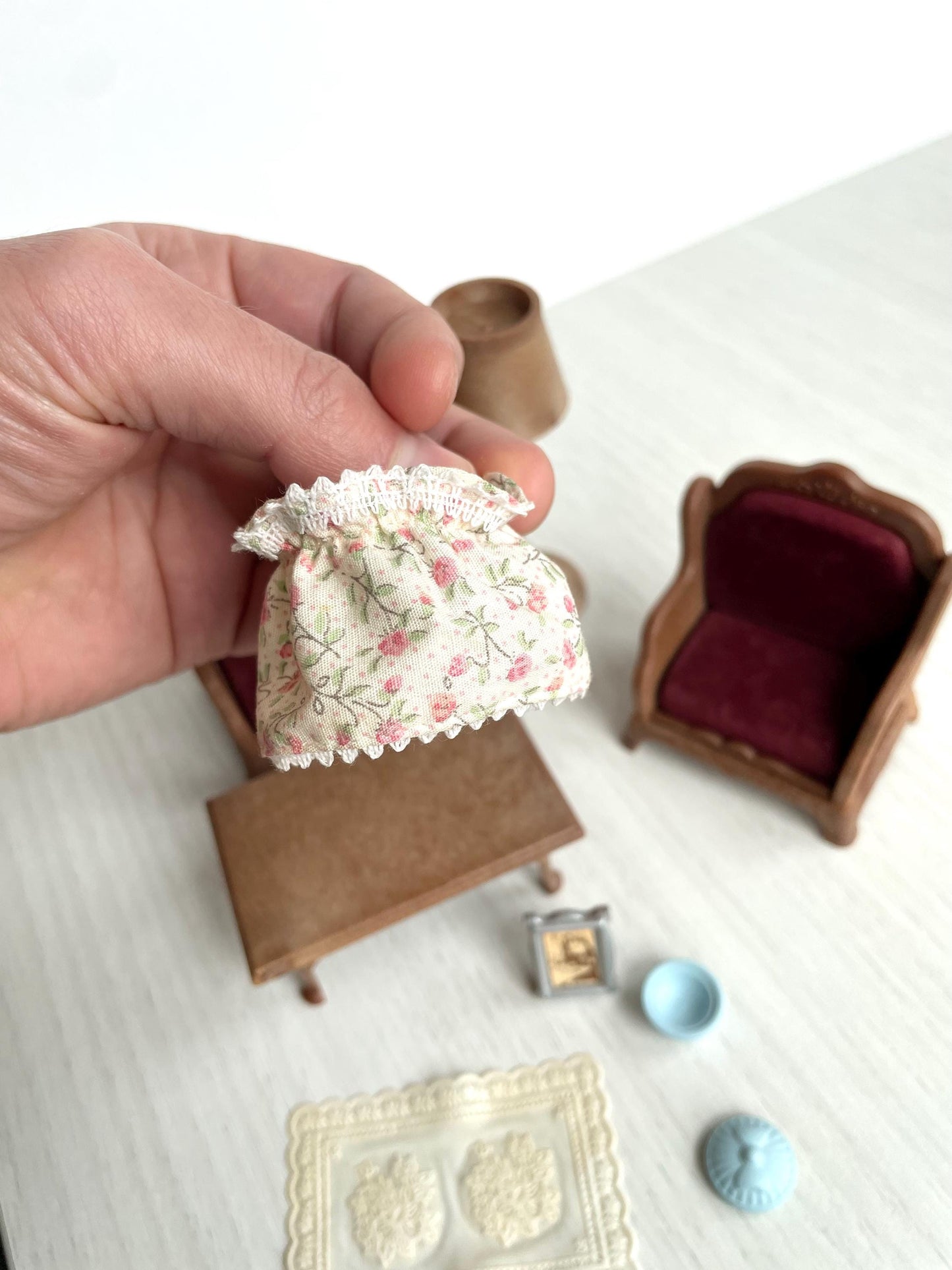 Calico Critters Vintage living room red velvet arm chairs with lace tablecloth table and lamp, retro — Sylvanian Families