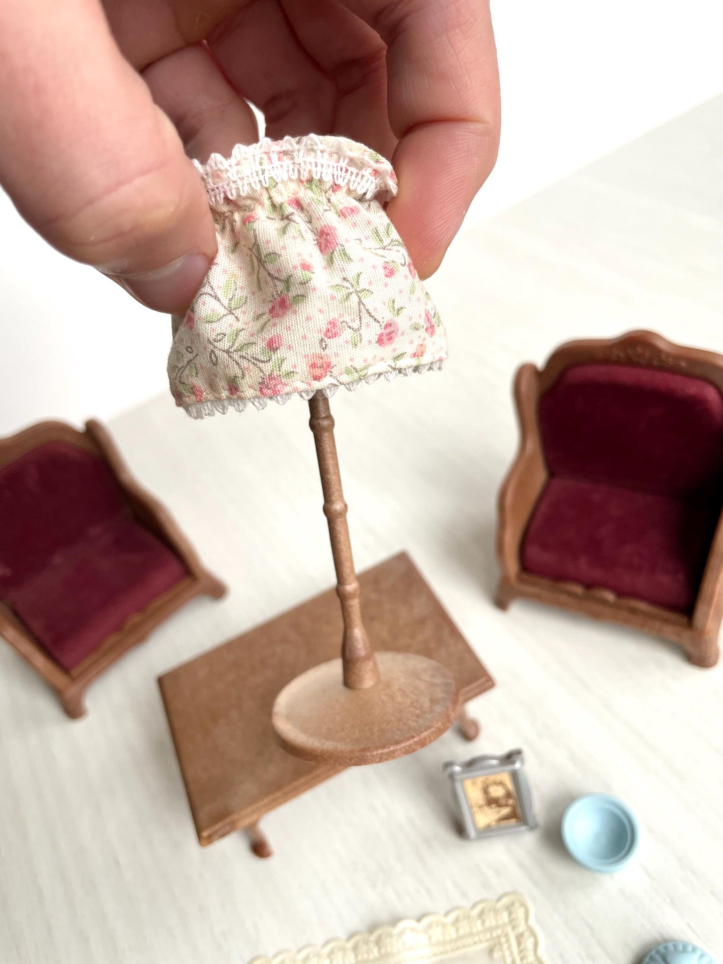 Calico Critters Vintage living room red velvet arm chairs with lace tablecloth table and lamp, retro — Sylvanian Families