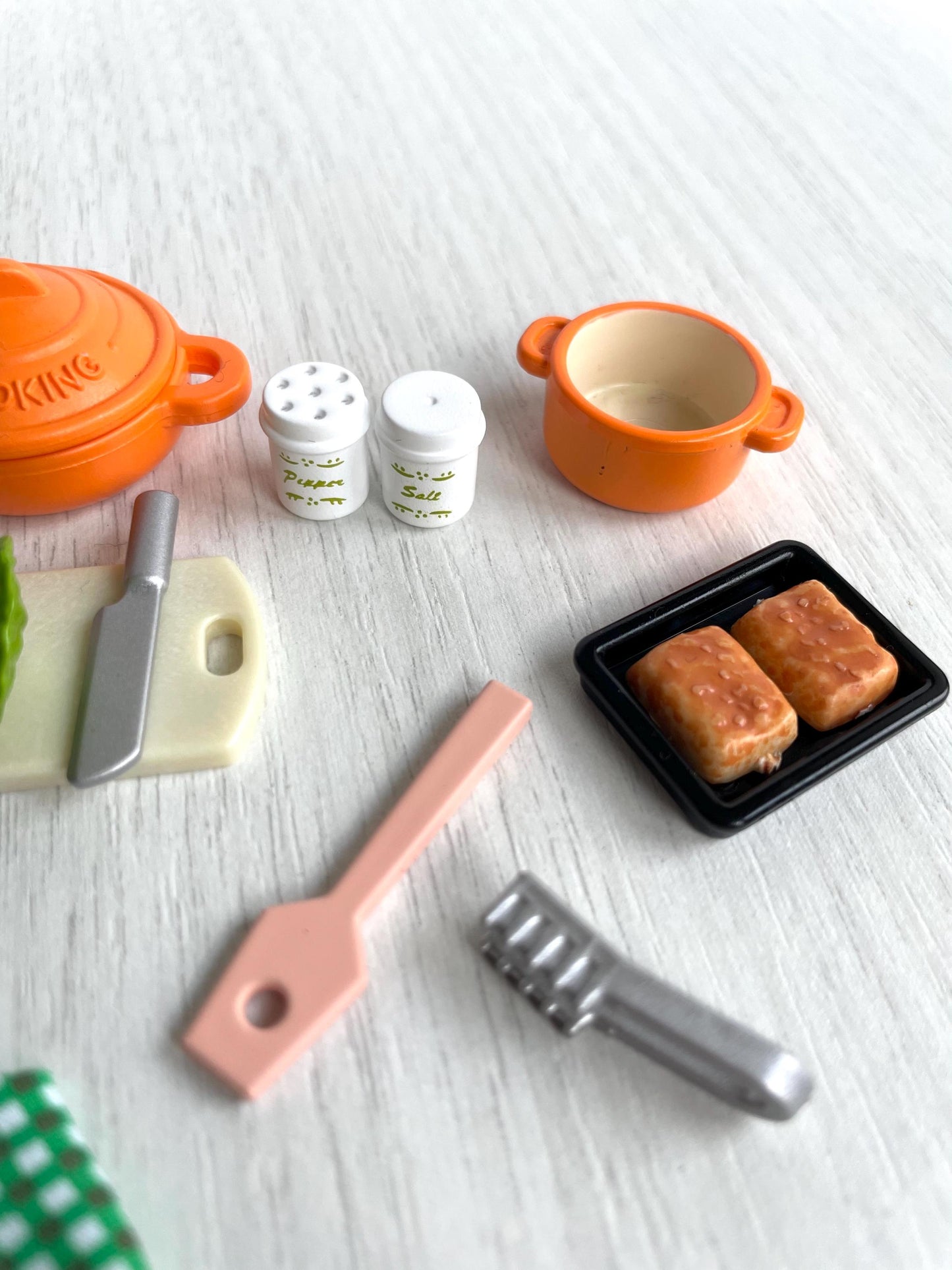 Rare orange Sylvanian Families Kitchen Cooking Set orange pots, pans, kettle, oven mitts, spatula, tongs, knife, salt and pepper and more — Calico Critters