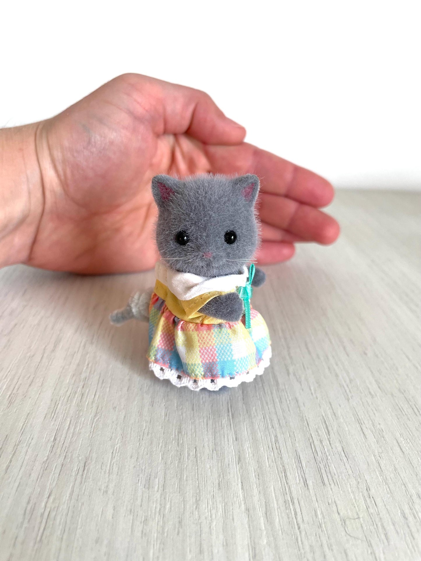 Calico Critters Persian Cat Figurine – Collectible Poseable Toy, grey kitty — Sylvanian Families