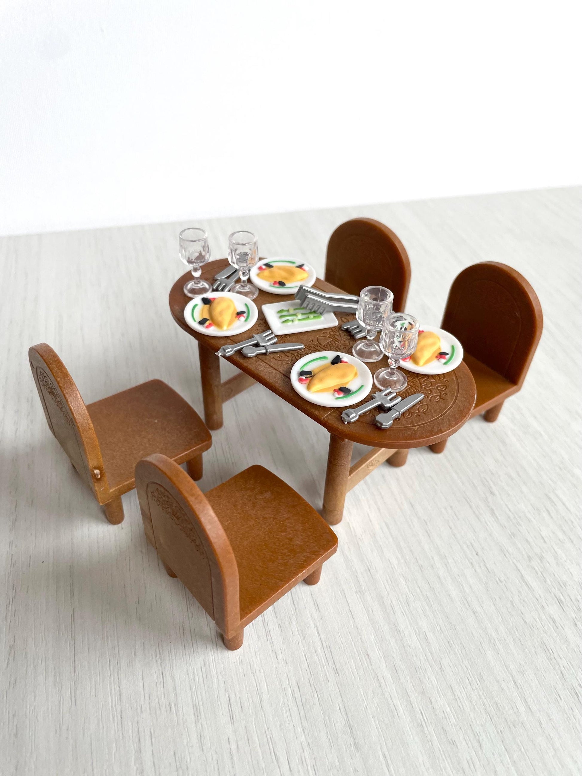 Wood-look dining table and chairs — vintage Sylvanian Families / Calico Critters