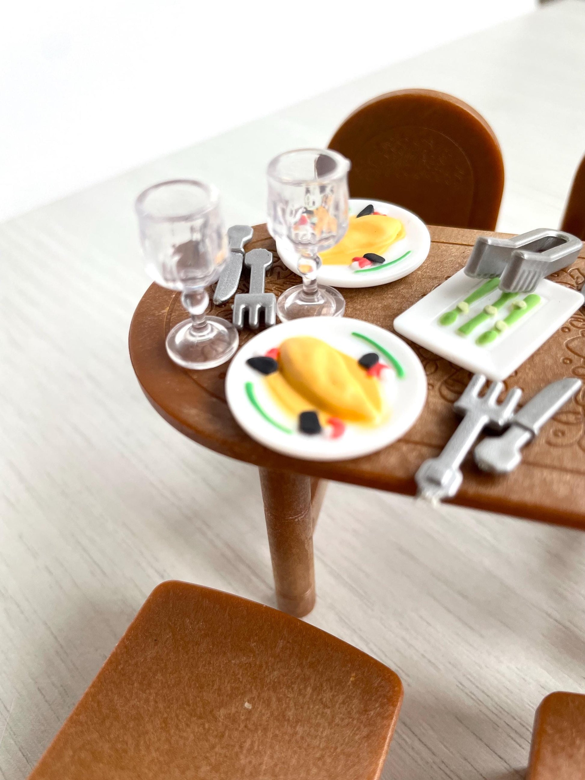 Set dishware close-up — Sylvanian Families / Calico Critters