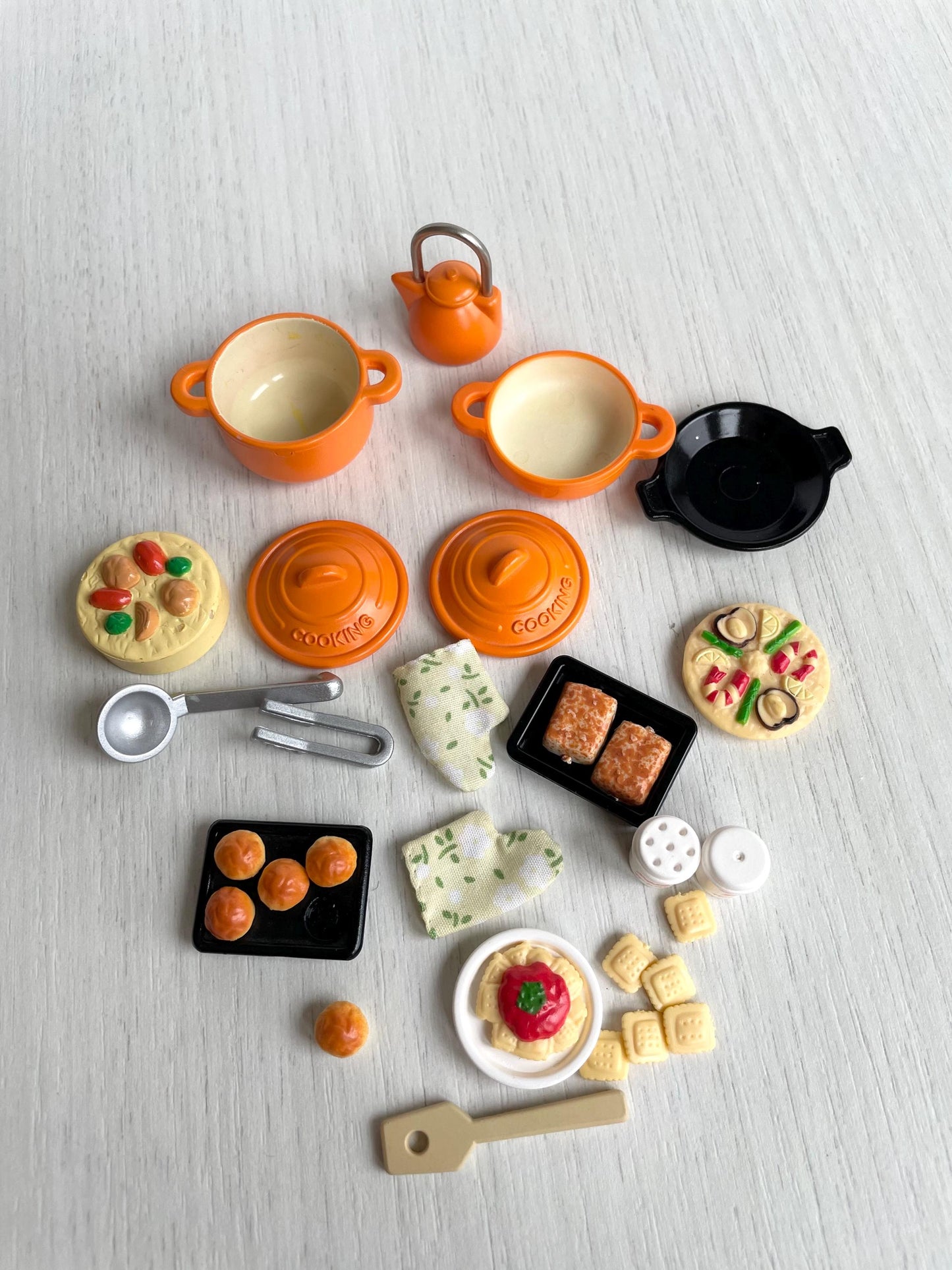 Rare orange Sylvanian Families Kitchen Cooking Set, pots, pans, kettle, oven mitts, pasta, spatula, tongs, salt and pepper and more — Calico Critters