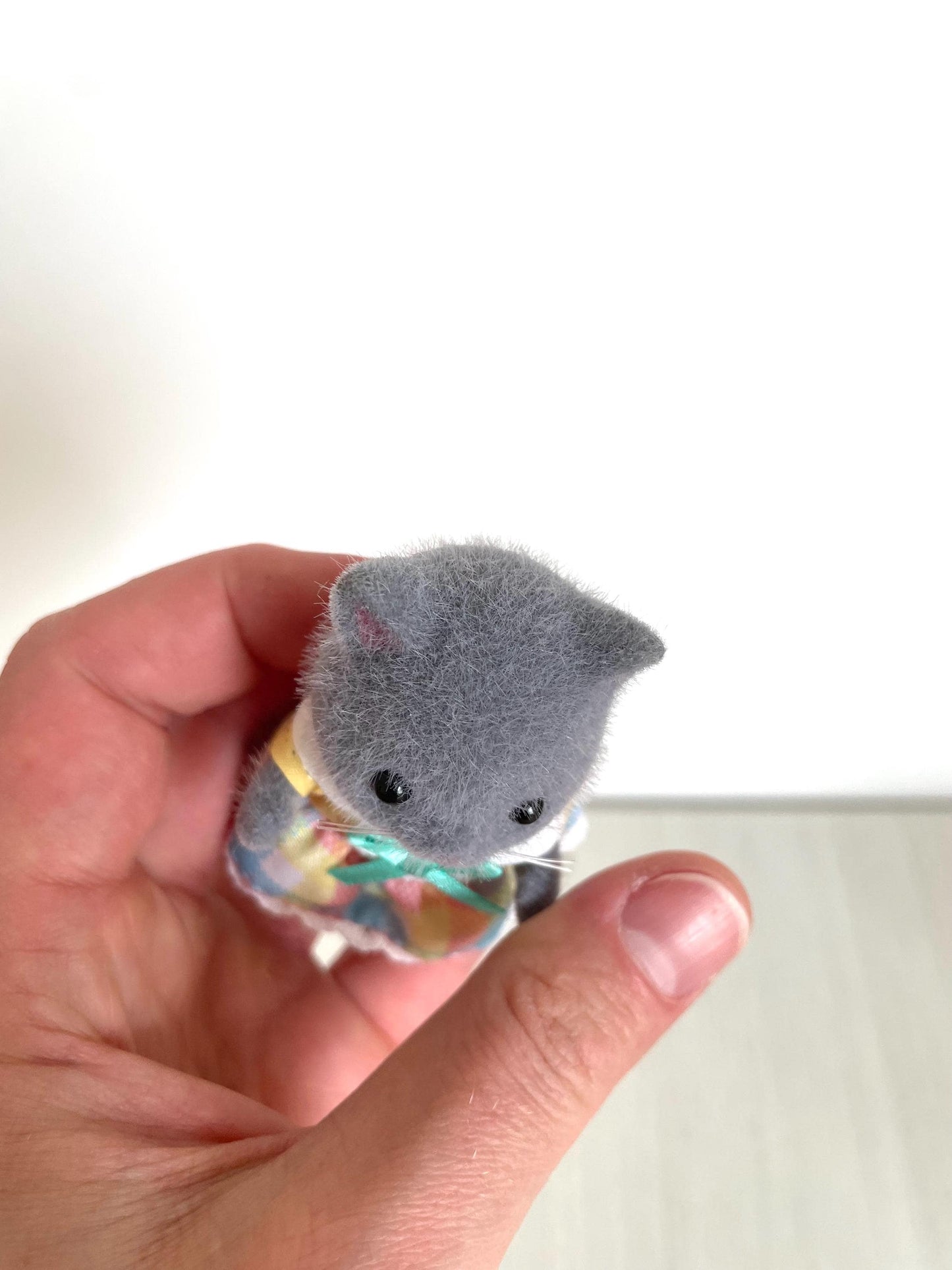 Calico Critters Persian Cat Figurine – Collectible Poseable Toy, grey kitty — Sylvanian Families