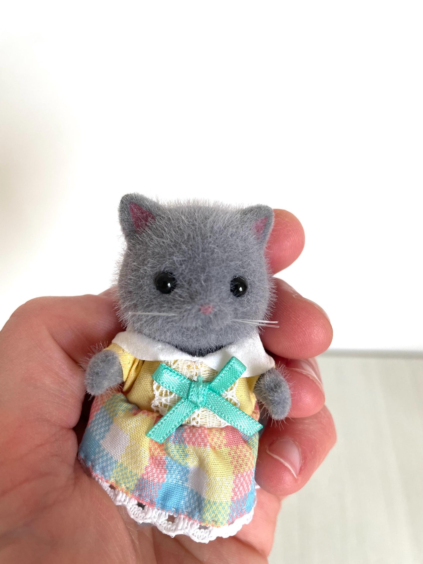 Calico Critters Persian Cat Figurine – Collectible Poseable Toy, grey kitty — Sylvanian Families