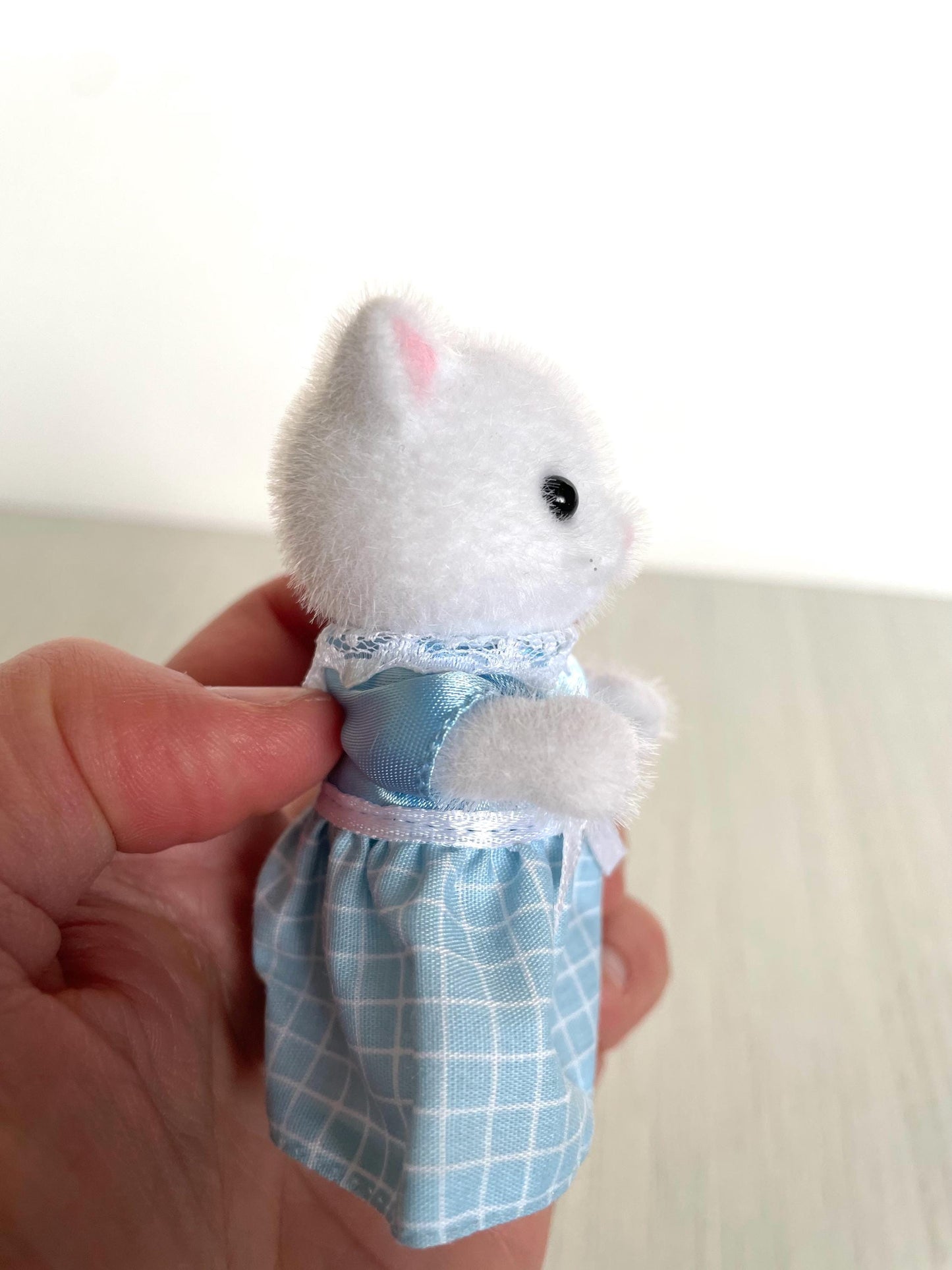 White Persian Cat Mom, Calico Critters Cute Animal Figurine for Dollhouse — Sylvanian Families