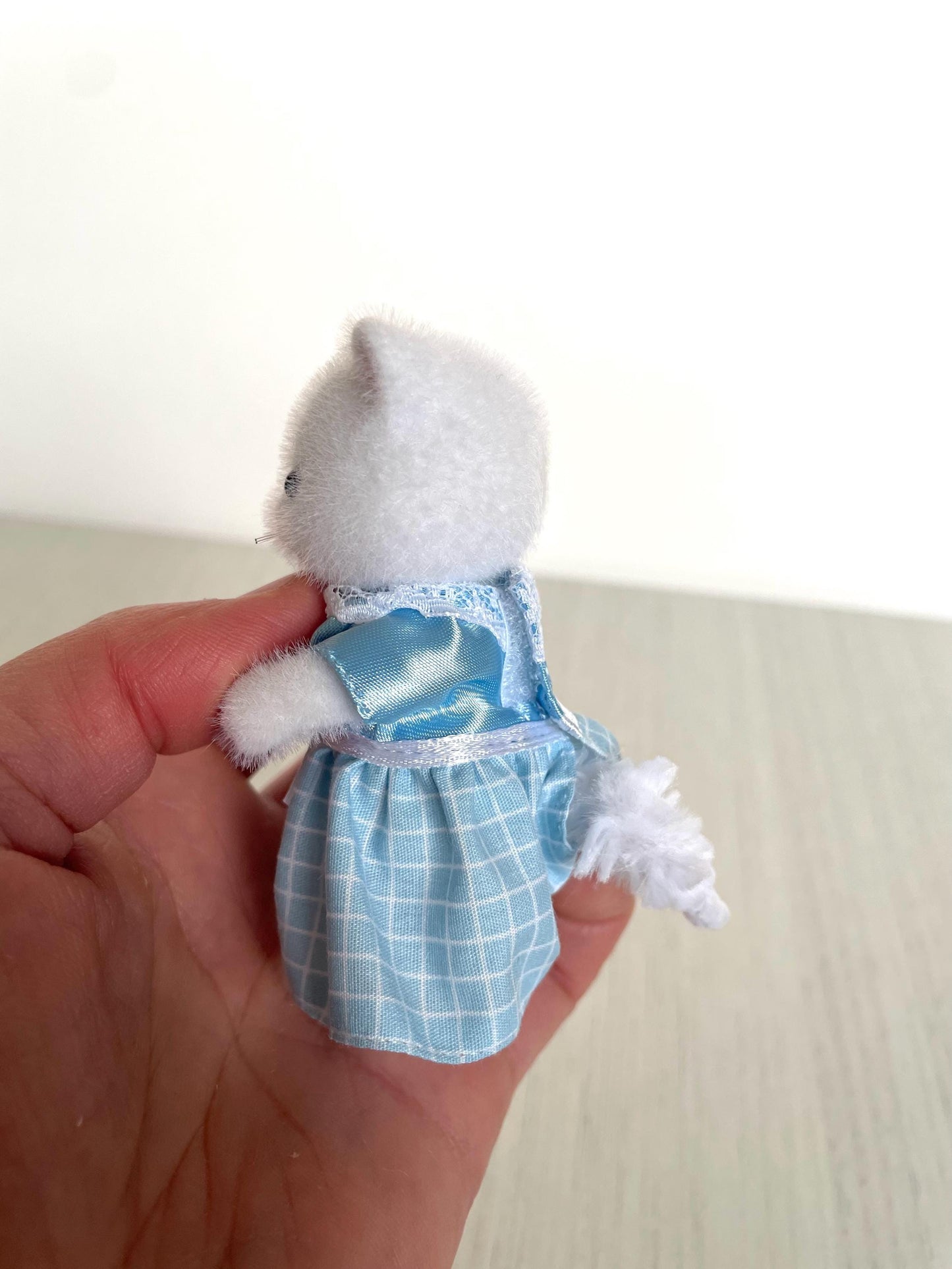White Persian Cat Mom, Calico Critters Cute Animal Figurine for Dollhouse — Sylvanian Families
