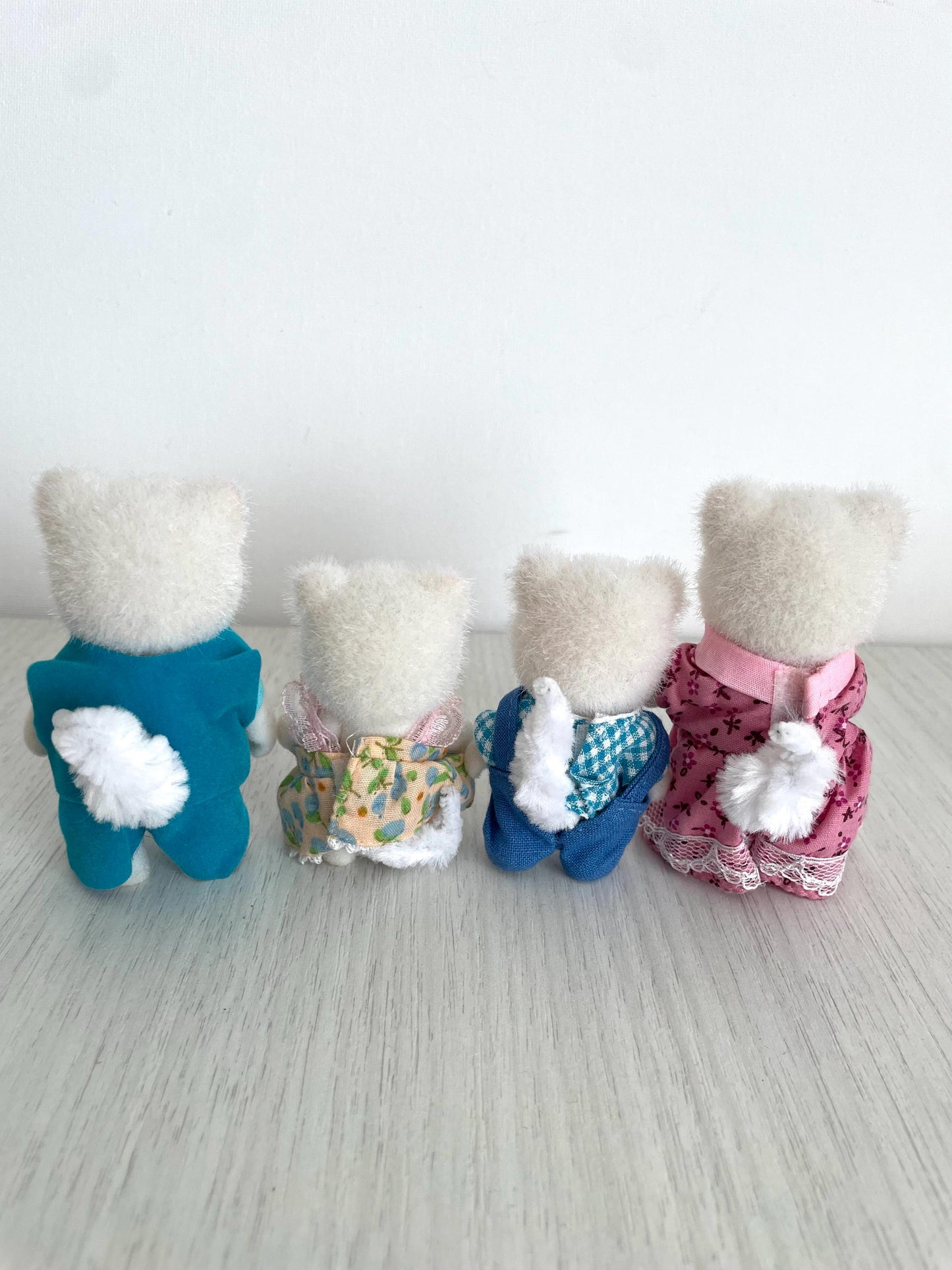 White Persian cat family group — vintage Sylvanian Families / Calico Critters