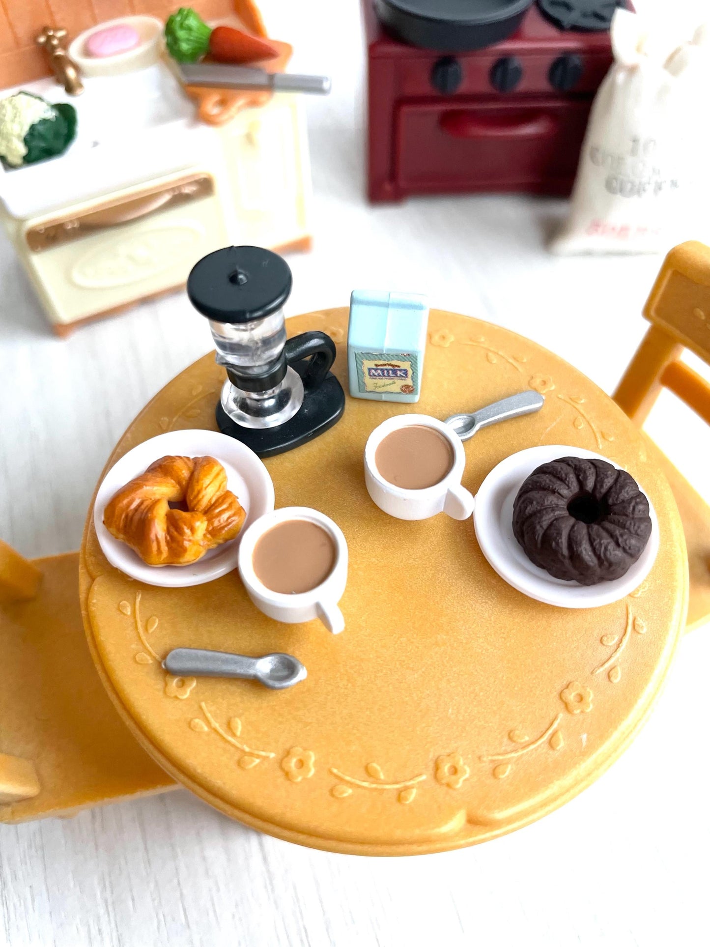 Kitchen stove and food detail — Sylvanian Families / Calico Critters