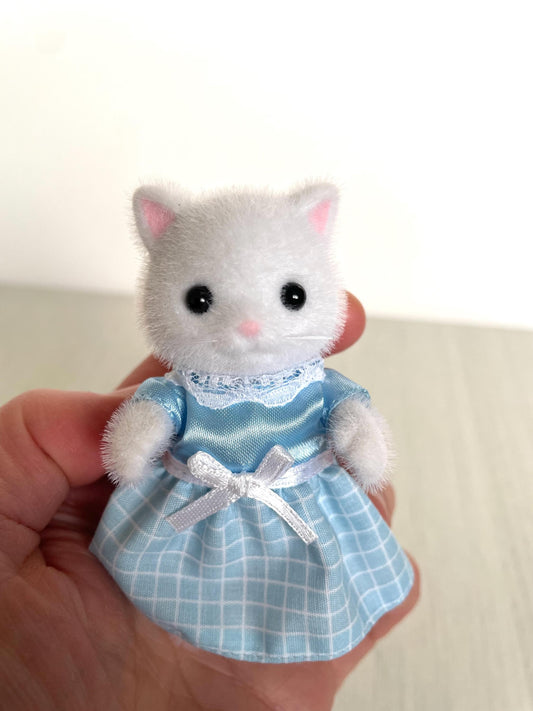 White Persian Cat Mom, Calico Critters Cute Animal Figurine for Dollhouse, Collectible Figurine, Perfect Gift for Cat Lovers!