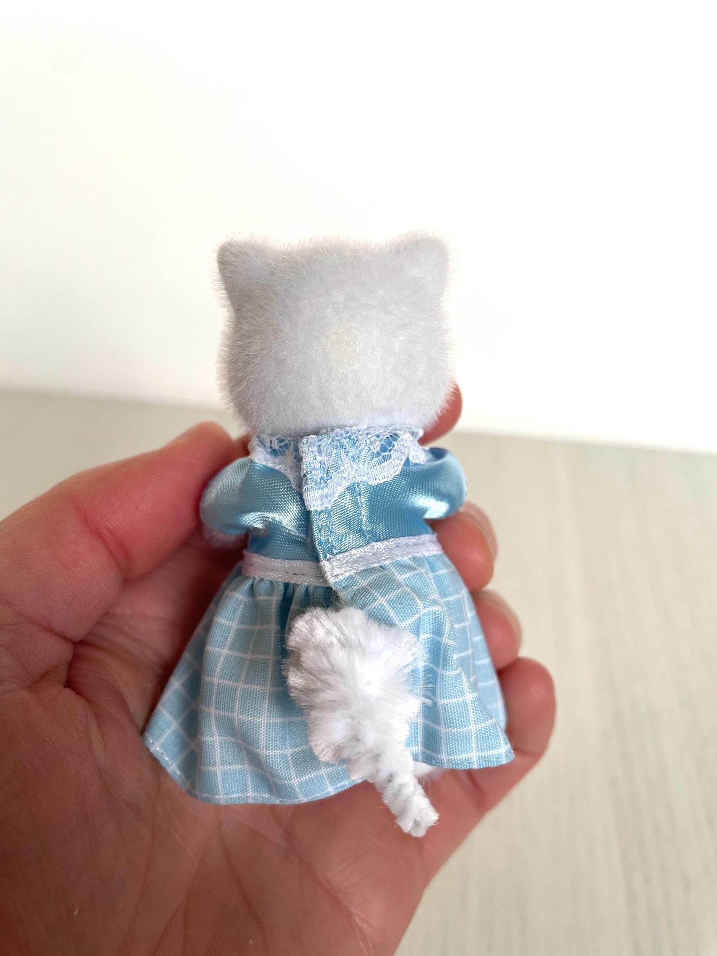 White Persian Cat Mom, Calico Critters Cute Animal Figurine for Dollhouse — Sylvanian Families