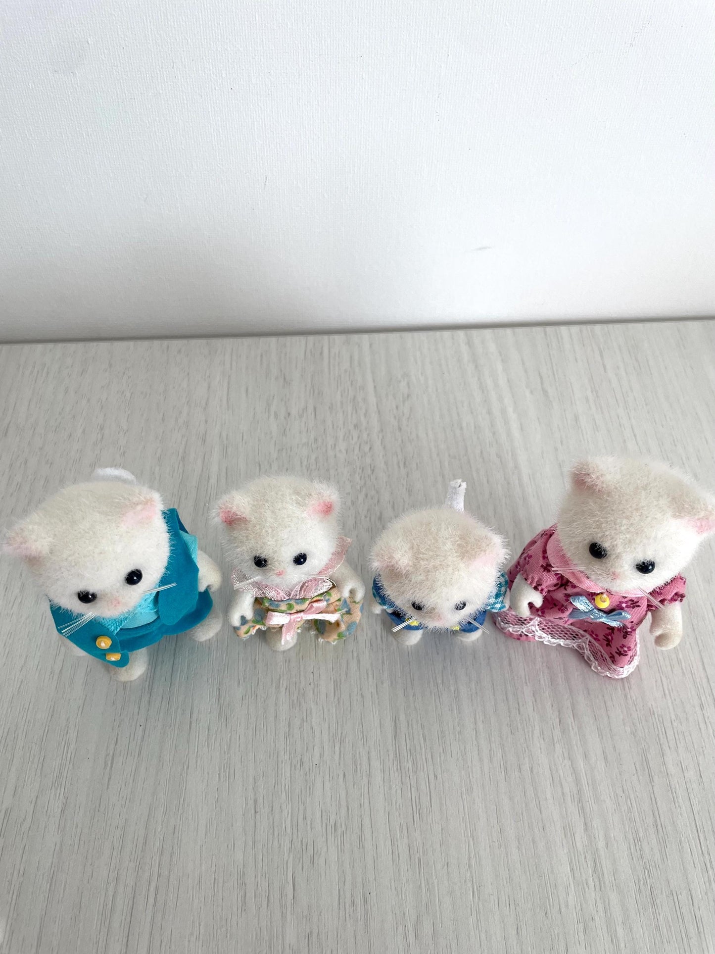 Persis Persian cat family with gripping hands — vintage Sylvanian Families / Calico Critters