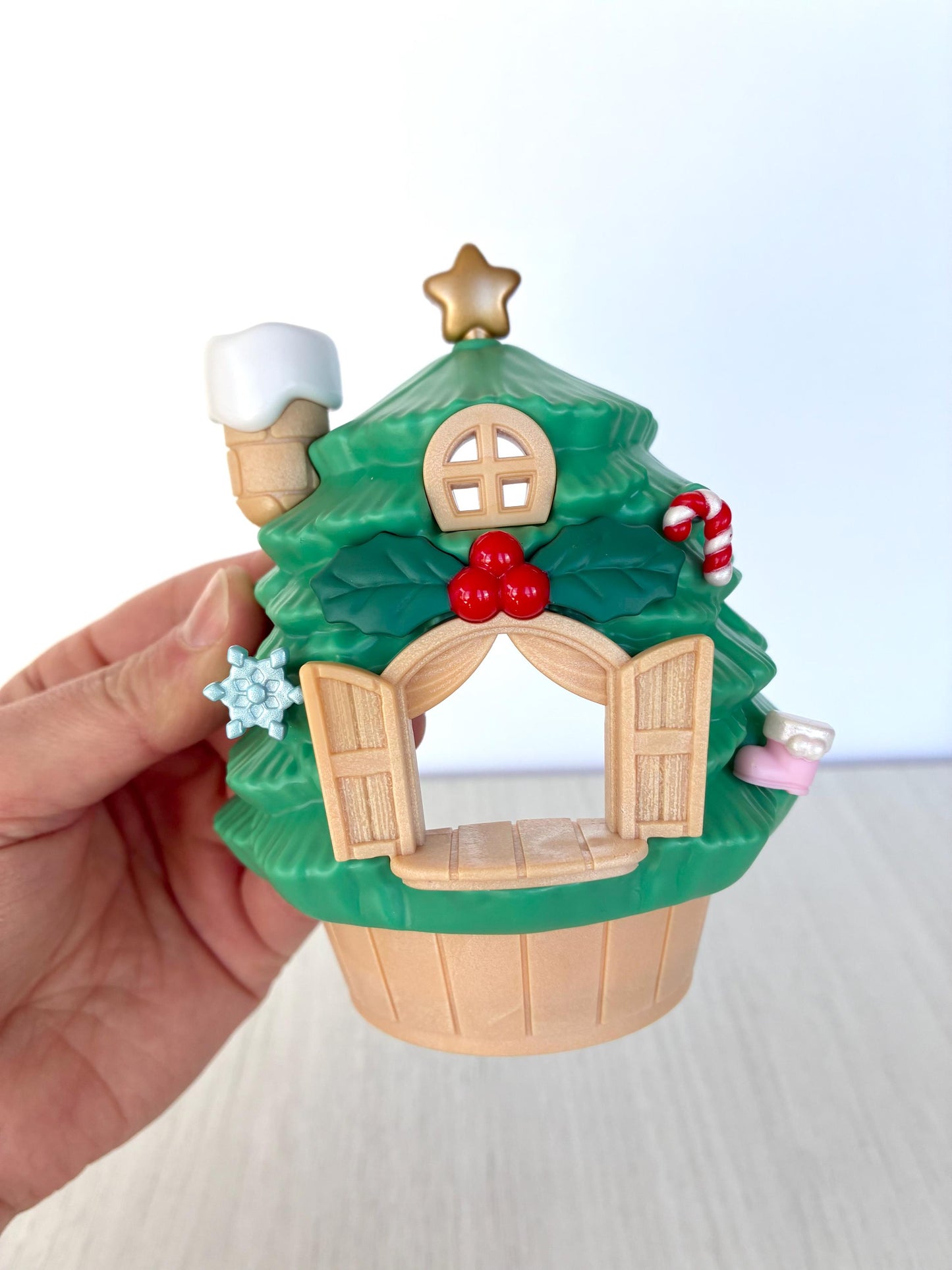 Baby Santa's Christmas Treehouse toy hut — Calico Critters, Sylvanian Families