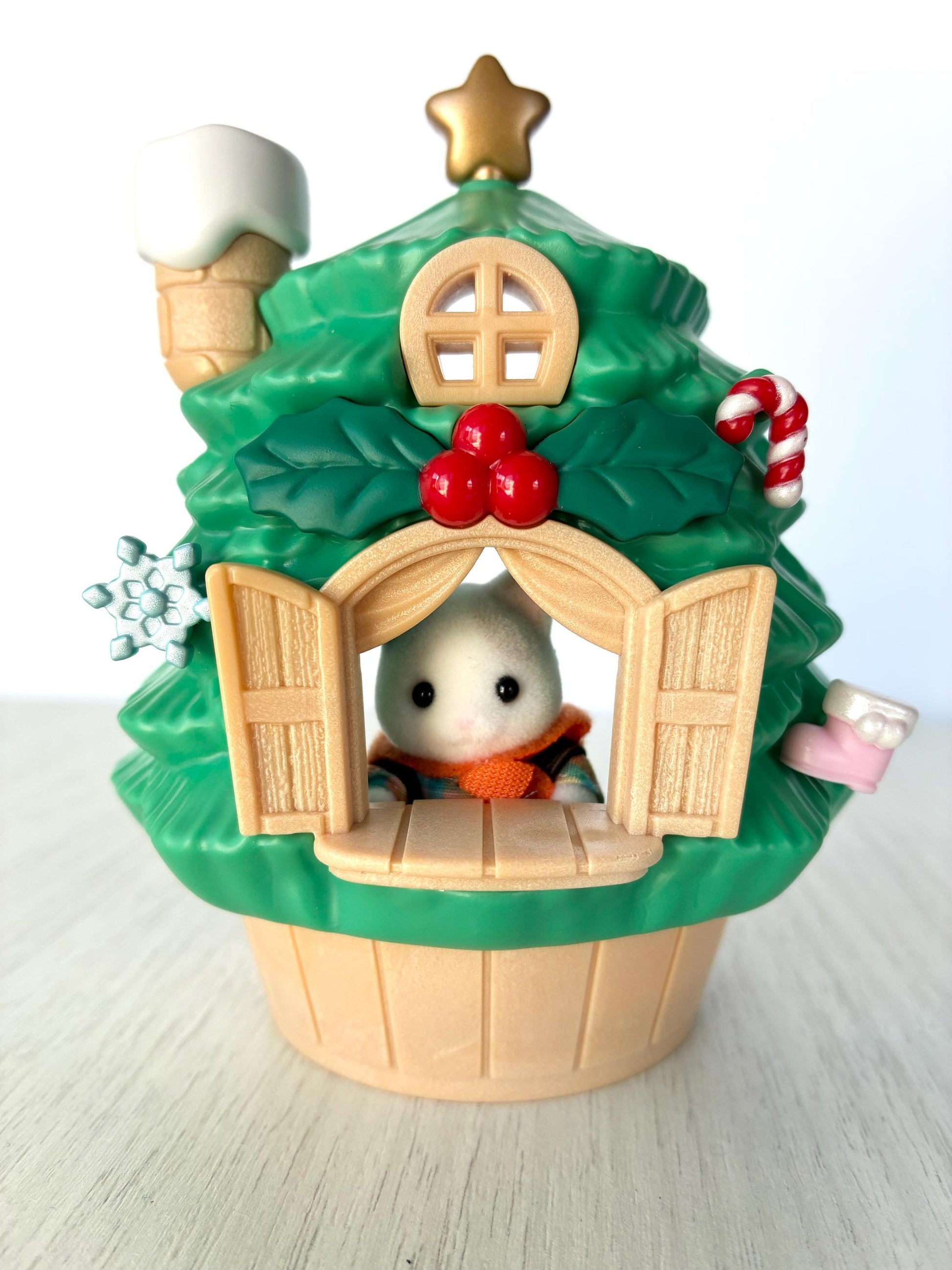 Baby Santa's Christmas Treehouse toy hut — Calico Critters, Sylvanian Families
