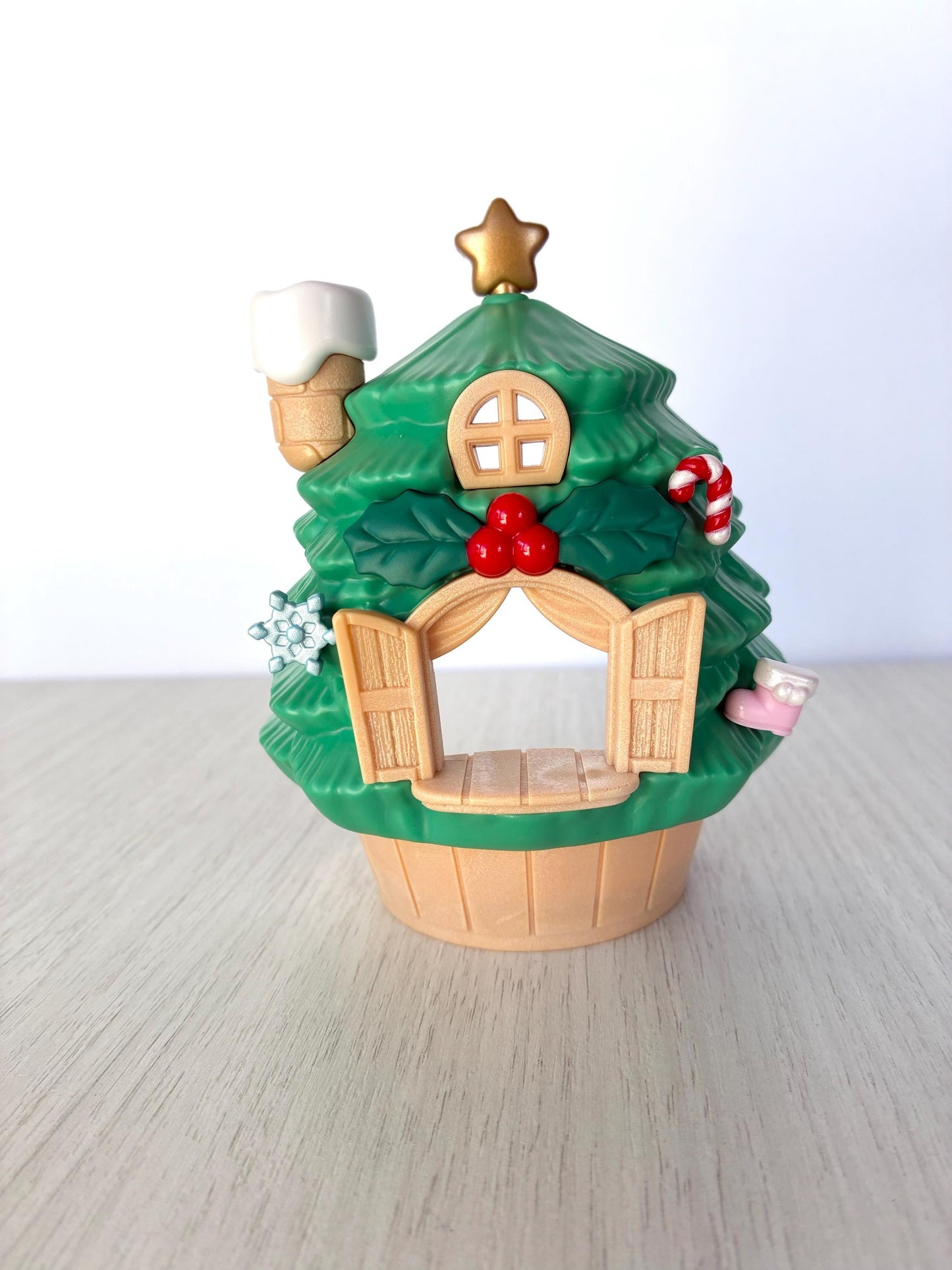 Baby Santa's Christmas Treehouse toy hut — Calico Critters, Sylvanian Families