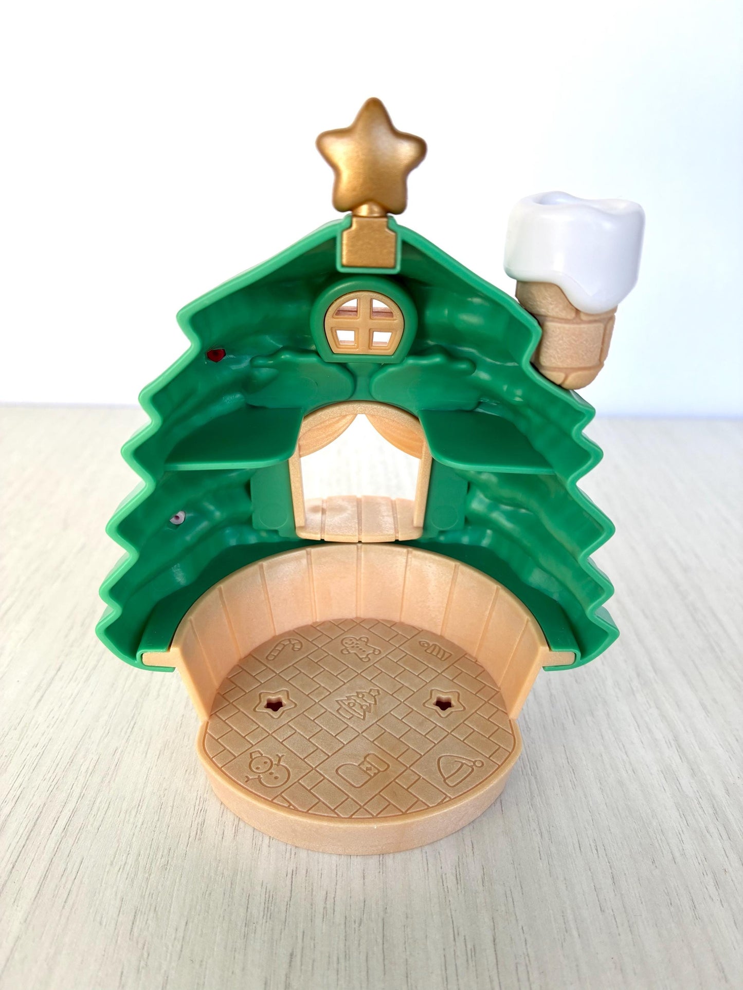 Baby Santa's Christmas Treehouse toy hut — Calico Critters, Sylvanian Families