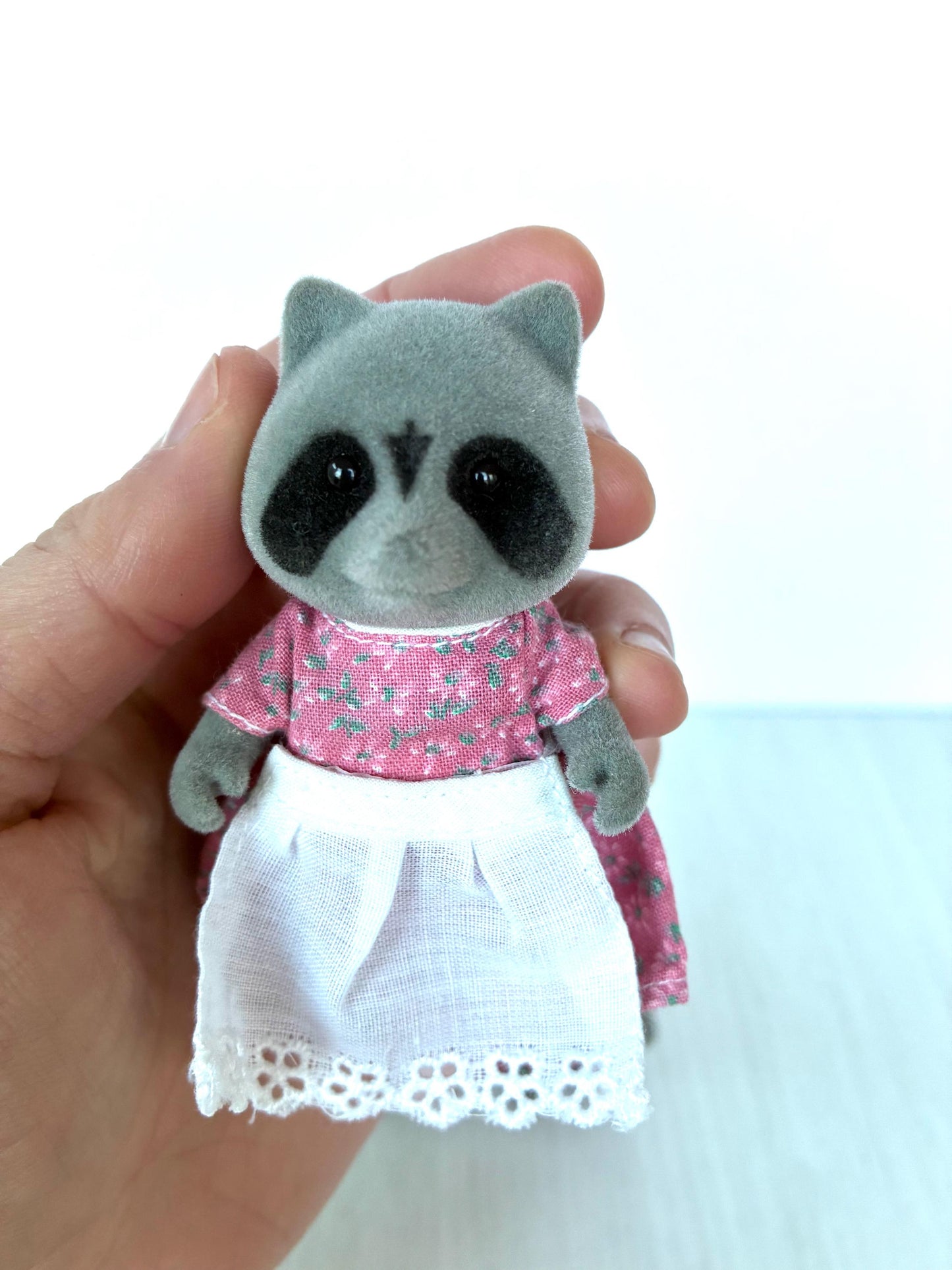 Chestnut Raccoon flocked figurine detail — vintage Sylvanian Families / Calico Critters