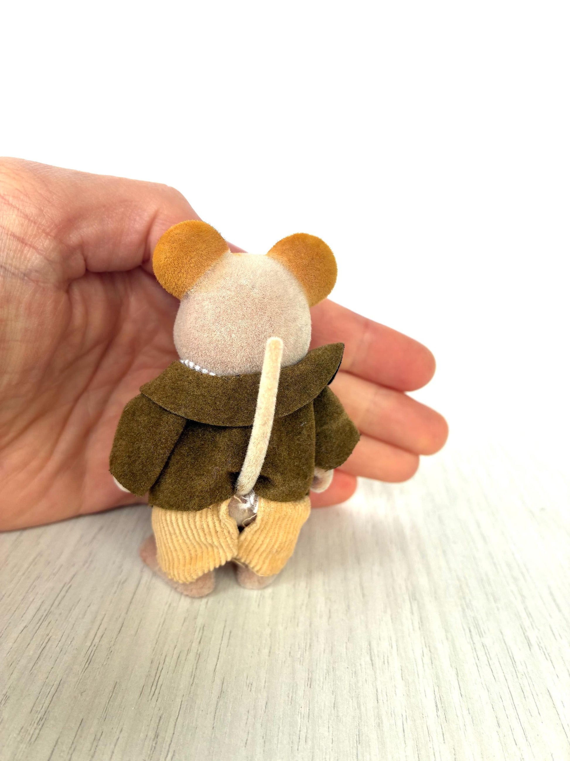 Vintage mouse grandpa gripping hands — Sylvanian Families / Calico Critters