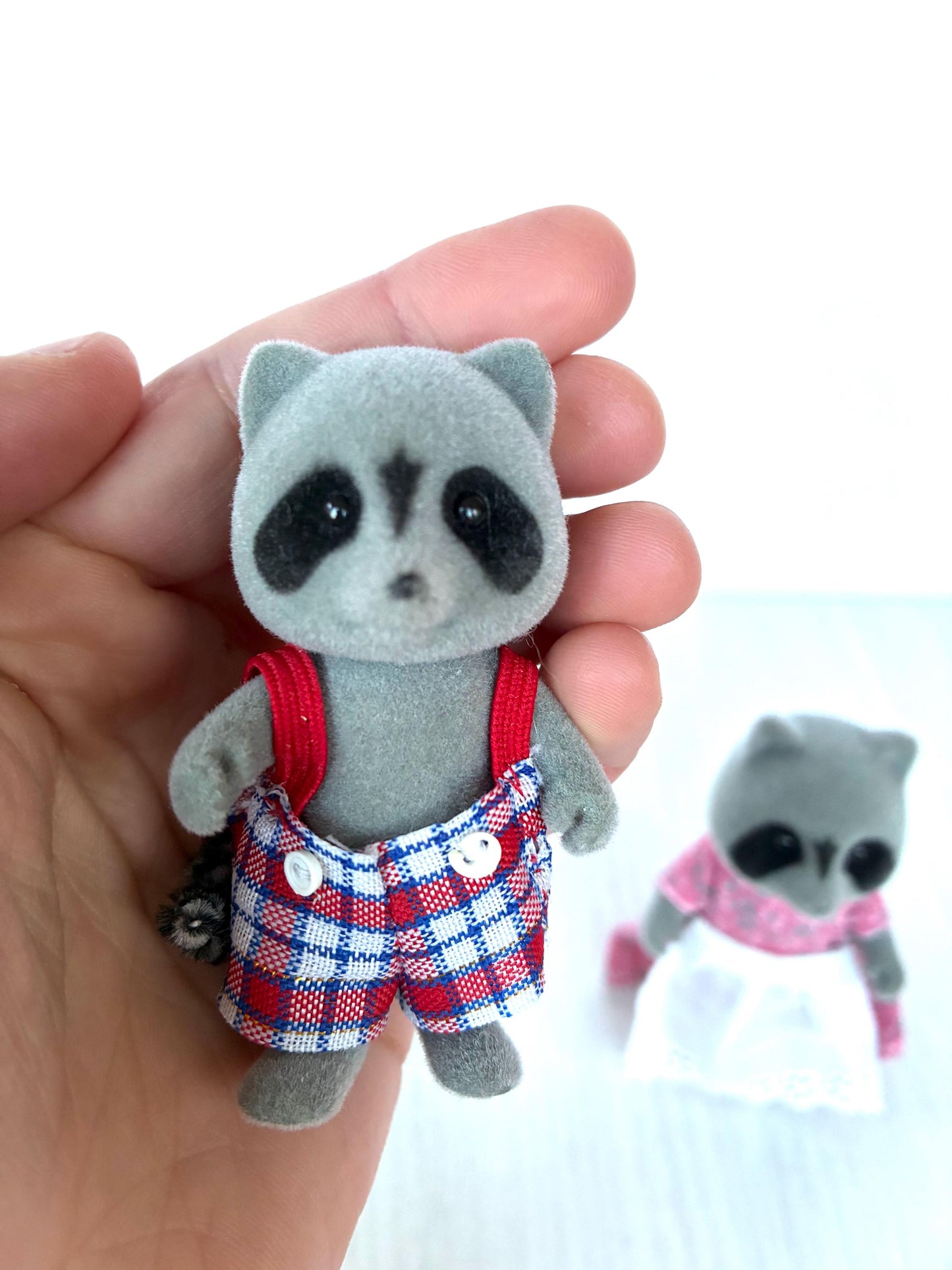 Rare vintage Sylvanian Families Chestnut Raccoon family with bushy tails — Calico Critters