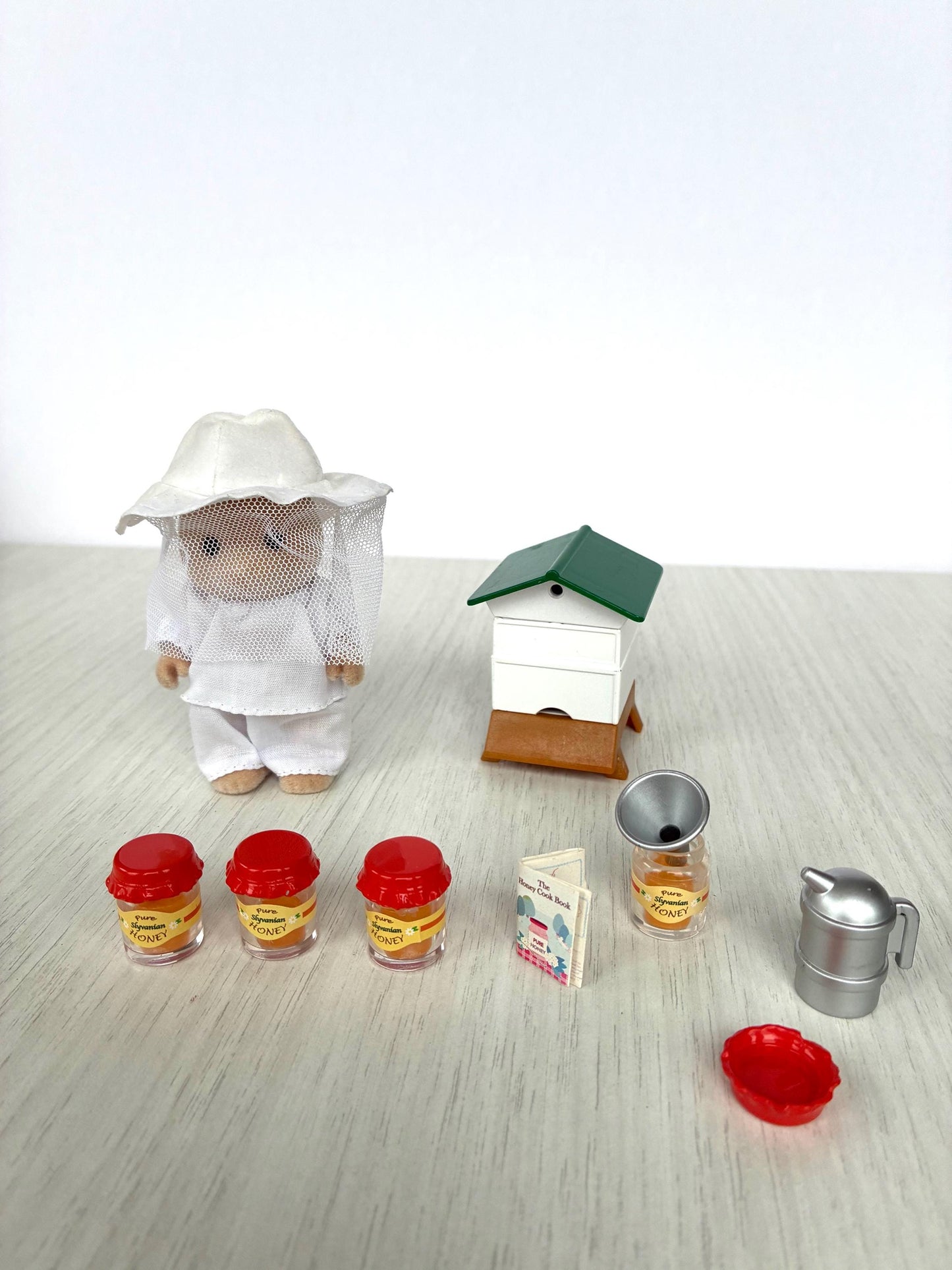Sylvanian Families Beekeeper Set beehive and accessories — Calico Critters vintage