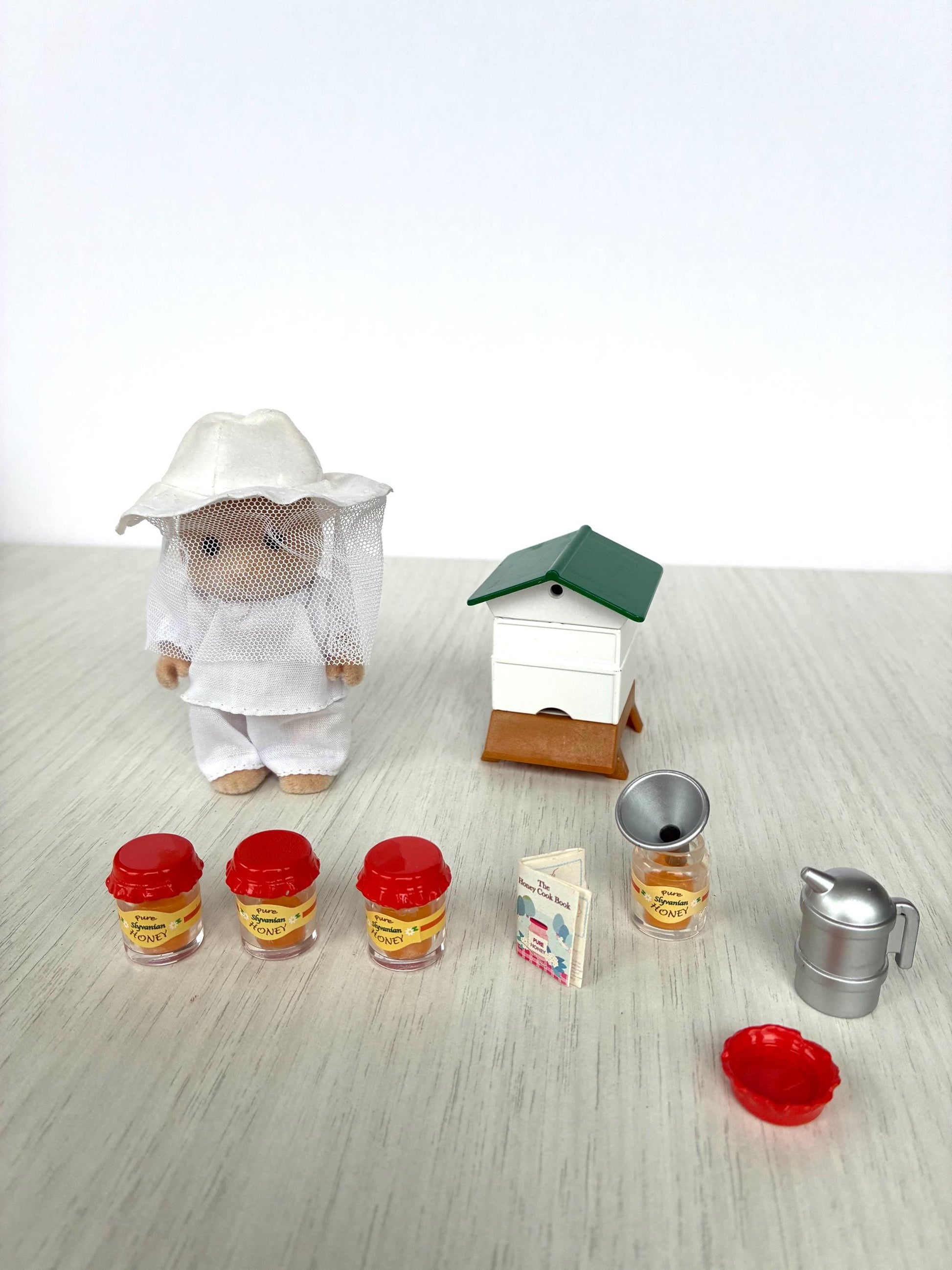 Sylvanian Families Beekeeper Set beehive and accessories — Calico Critters vintage