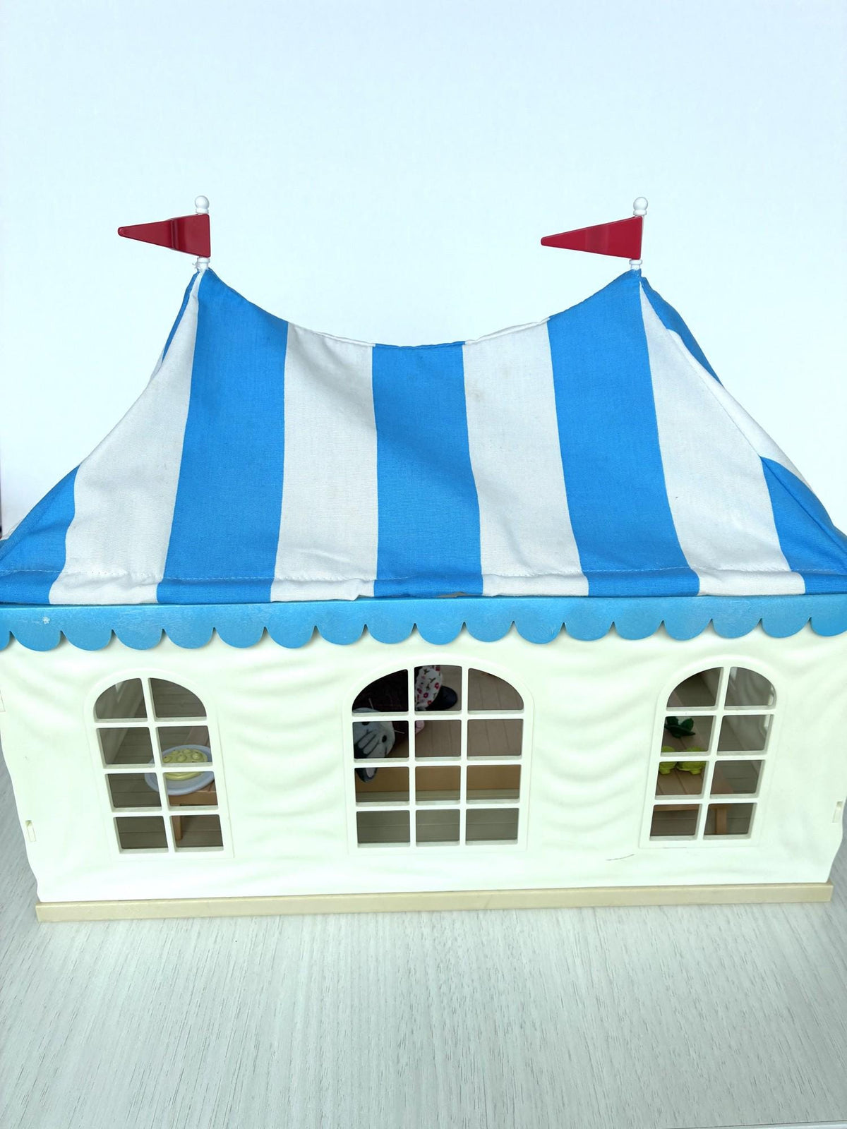 Calico Critters Sylvanian Families Marquee Flair 4495 exterior, blue striped fabric roof with red flags