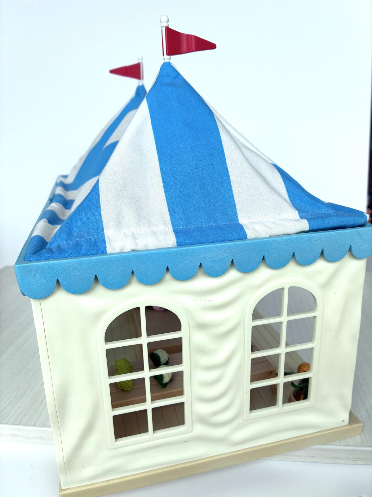 Calico Critters Sylvanian Families Marquee side view showing windows and scalloped trim