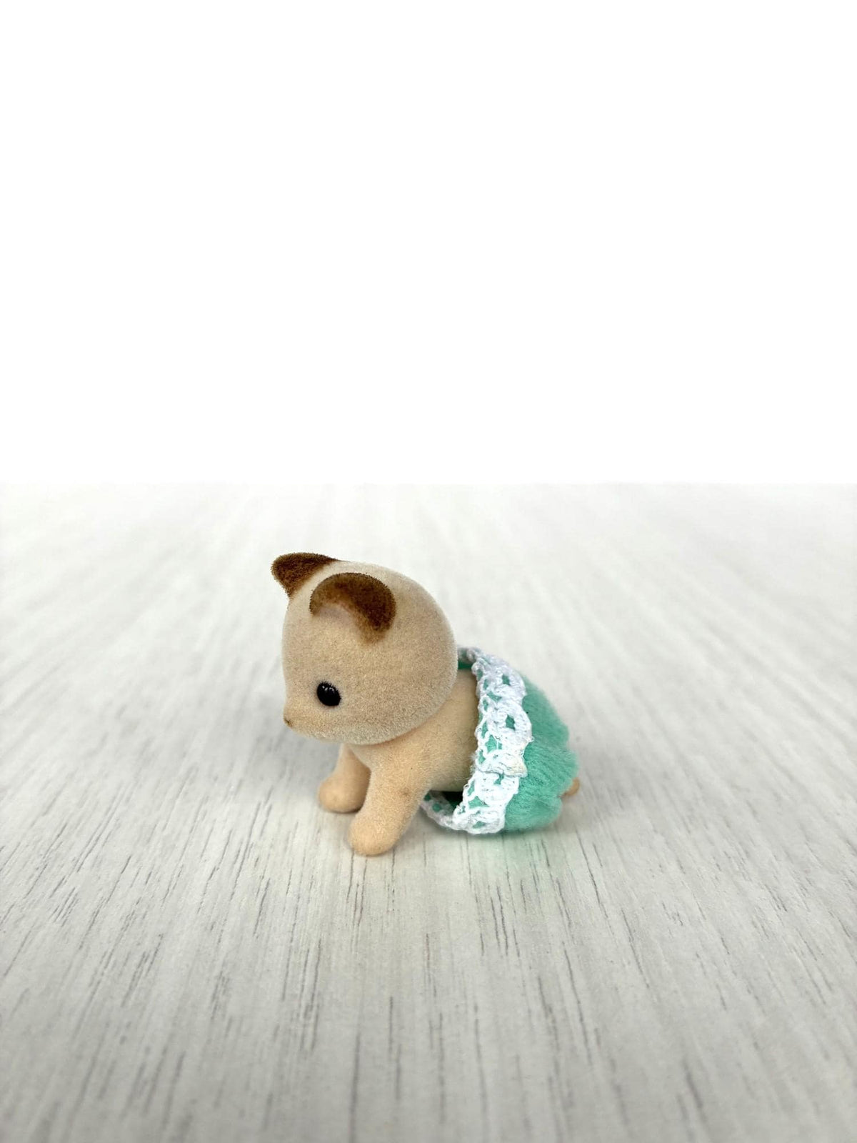 Calico Critters Sylvanian Families cream cat crawling baby three-quarter view