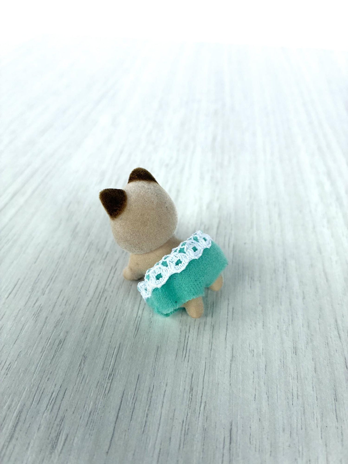 Calico Critters Sylvanian Families cream cat crawling baby back view showing caramel patch