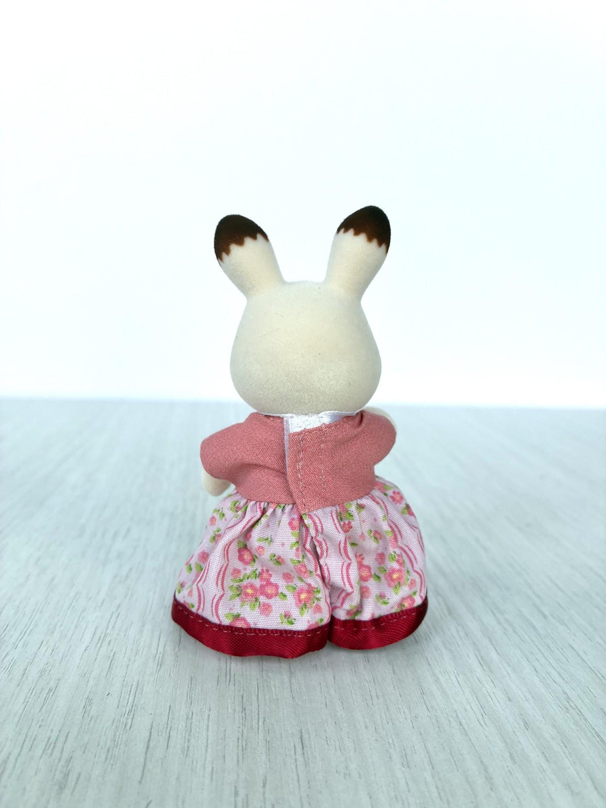 Calico Critters Sylvanian Families Hopscotch Chocolate rabbit mother in pink floral dress with bow, other side view