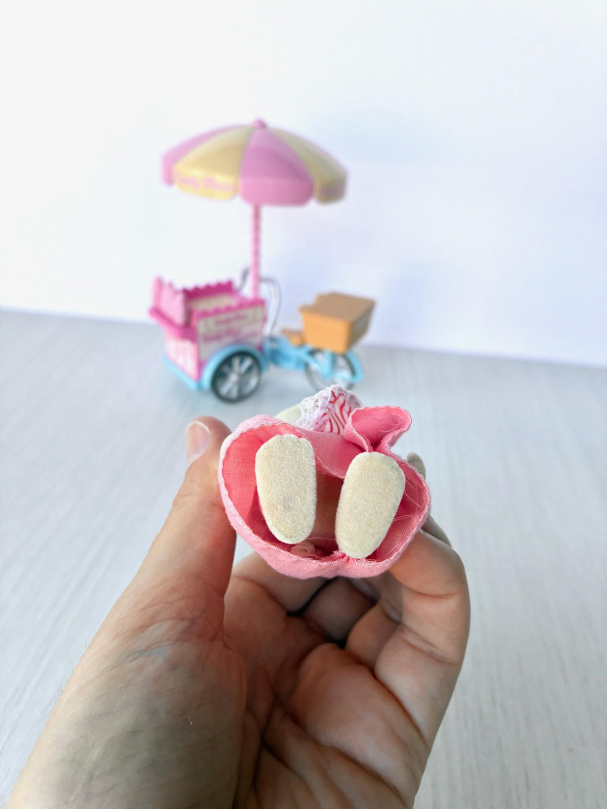 Sylvanian Families Calico Critters Dolly's Candy Floss (Flair 4678) Dolly Dale underside showing clean flocked feet