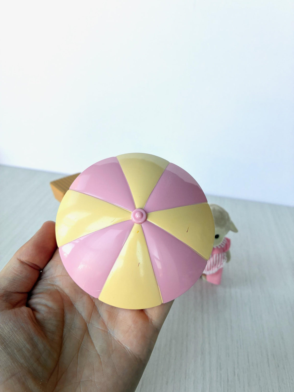 Sylvanian Families Calico Critters Dolly's Candy Floss (Flair 4678) pink and cream Candy Floss umbrella canopy held in hand